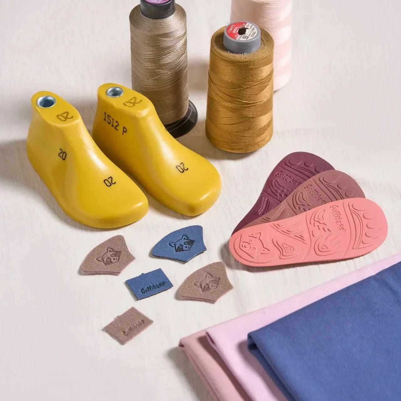 Comienzos naturales: por qué los materiales honestos importan para los pies de tu bebé.