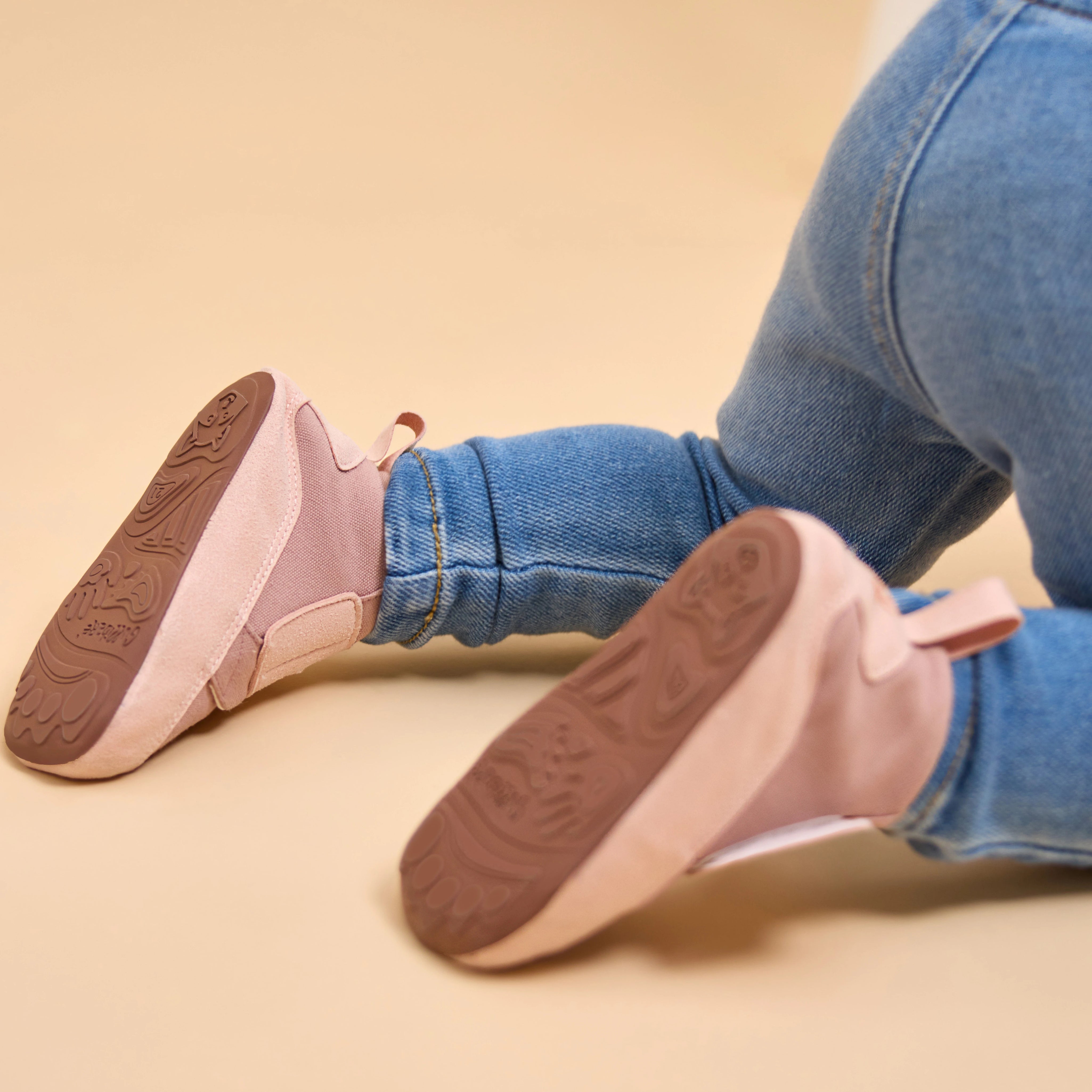 Suela flexible de calzado respetuoso Gullibare para bebé en color rosa