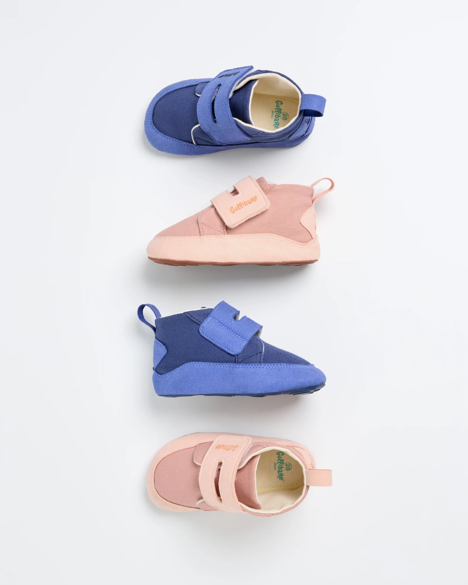 Tres pares de calzado respetuoso Gullibare en tonos azul y rosa, suaves y ligeros para los primeros pasos del bebé.
