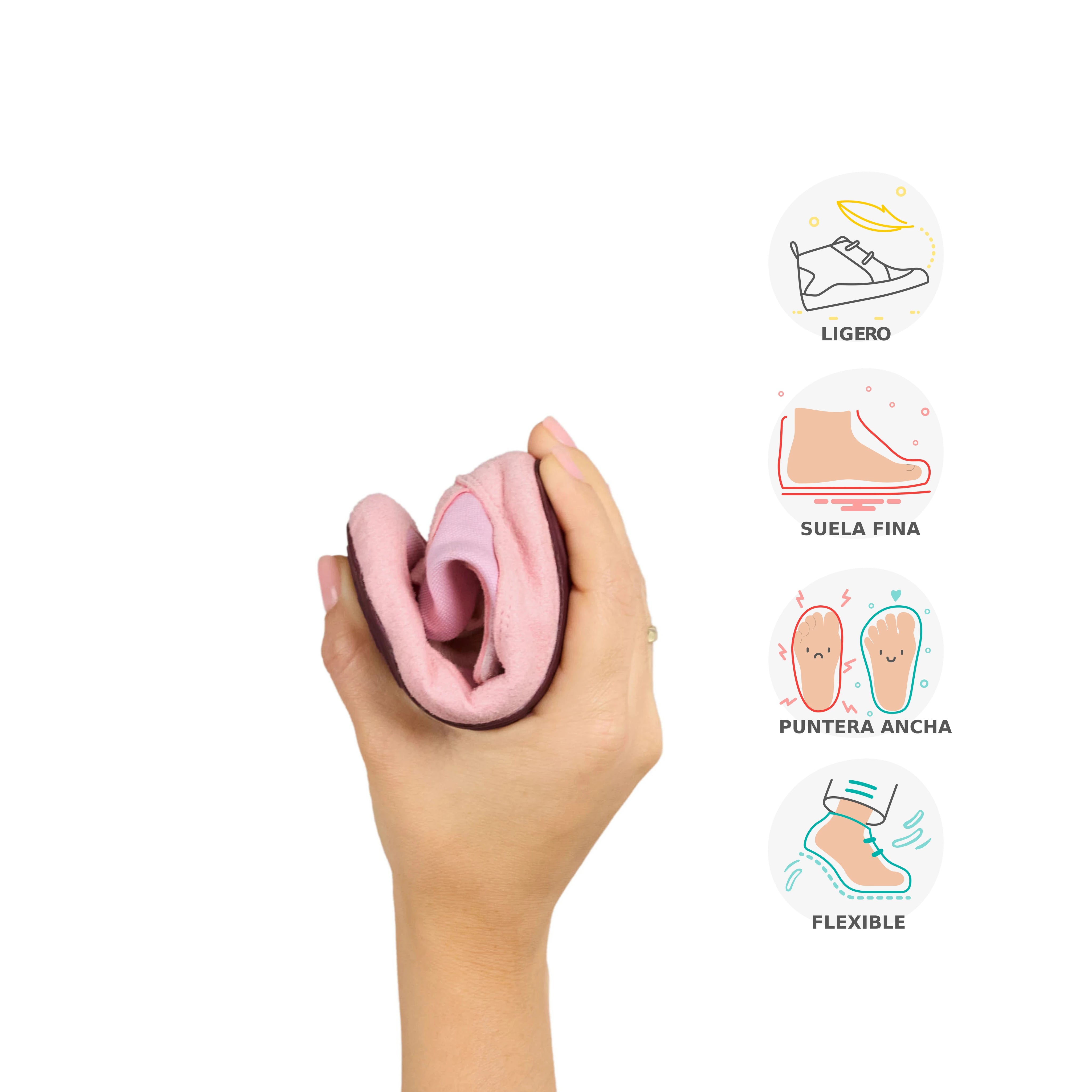 Calzado respetuoso para bebé Gullibare en color rosa, con suela flexible y fácil de doblar con una sola mano.