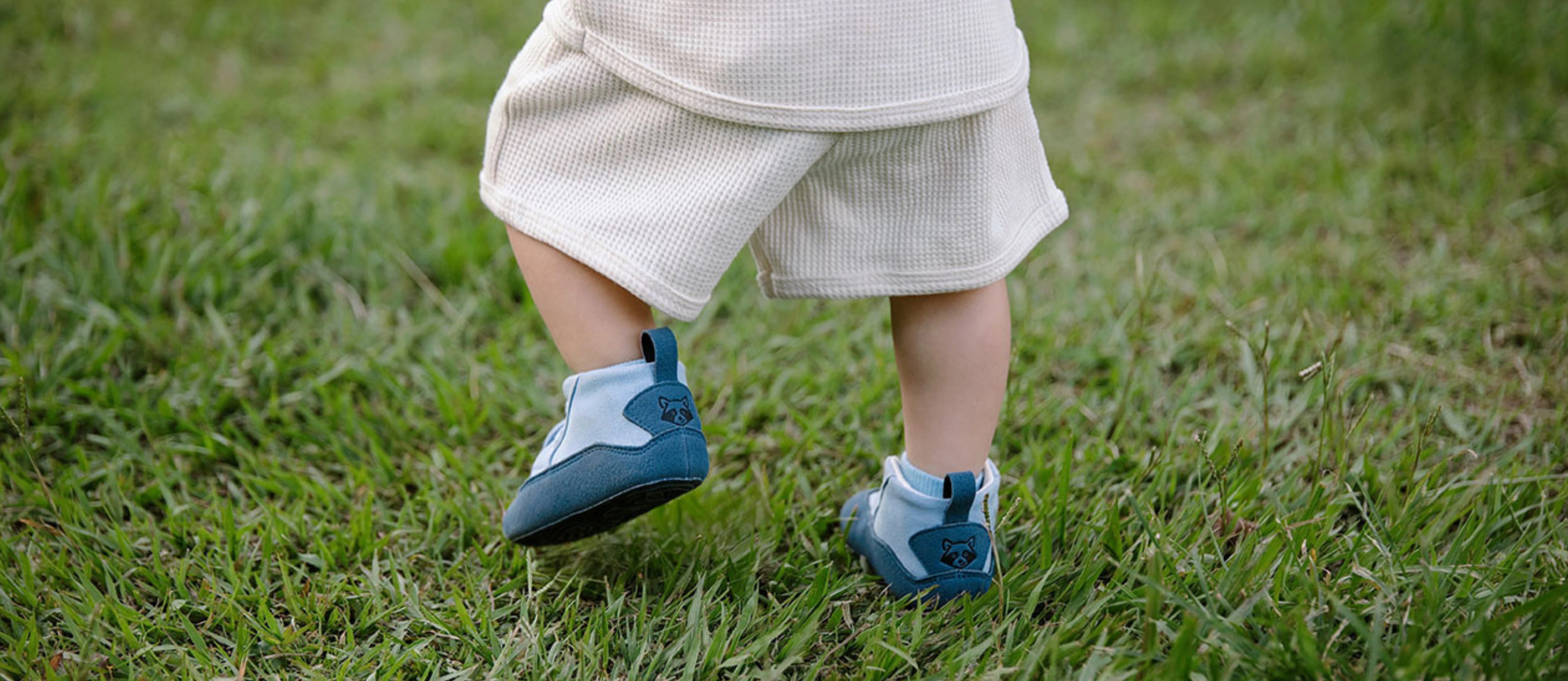 Niño caminando sobre césped con calzado respetuoso infantil Gullibare