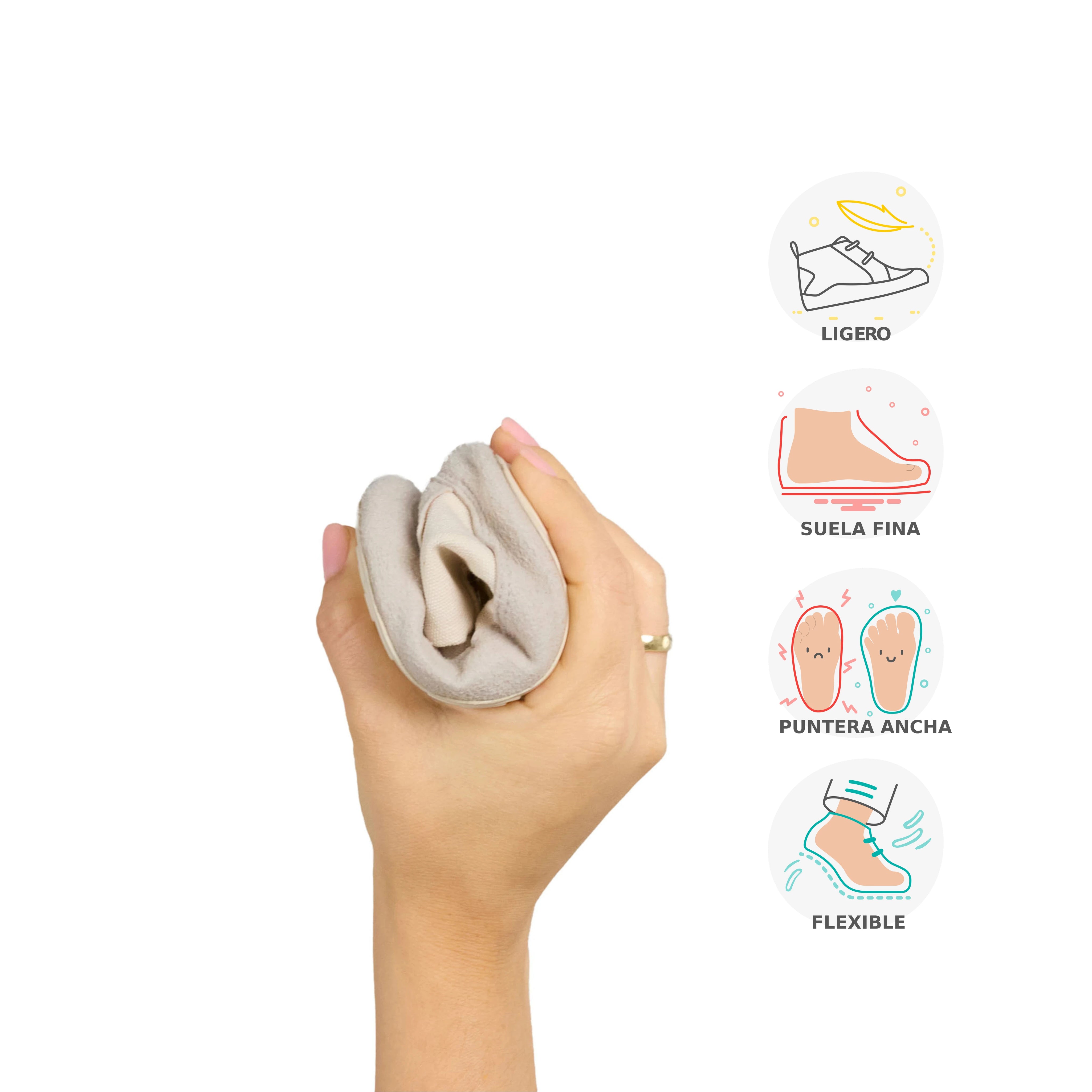 Calzado respetuoso para bebé Gullibare en color beige, con suela flexible y fácil de doblar con una sola mano.