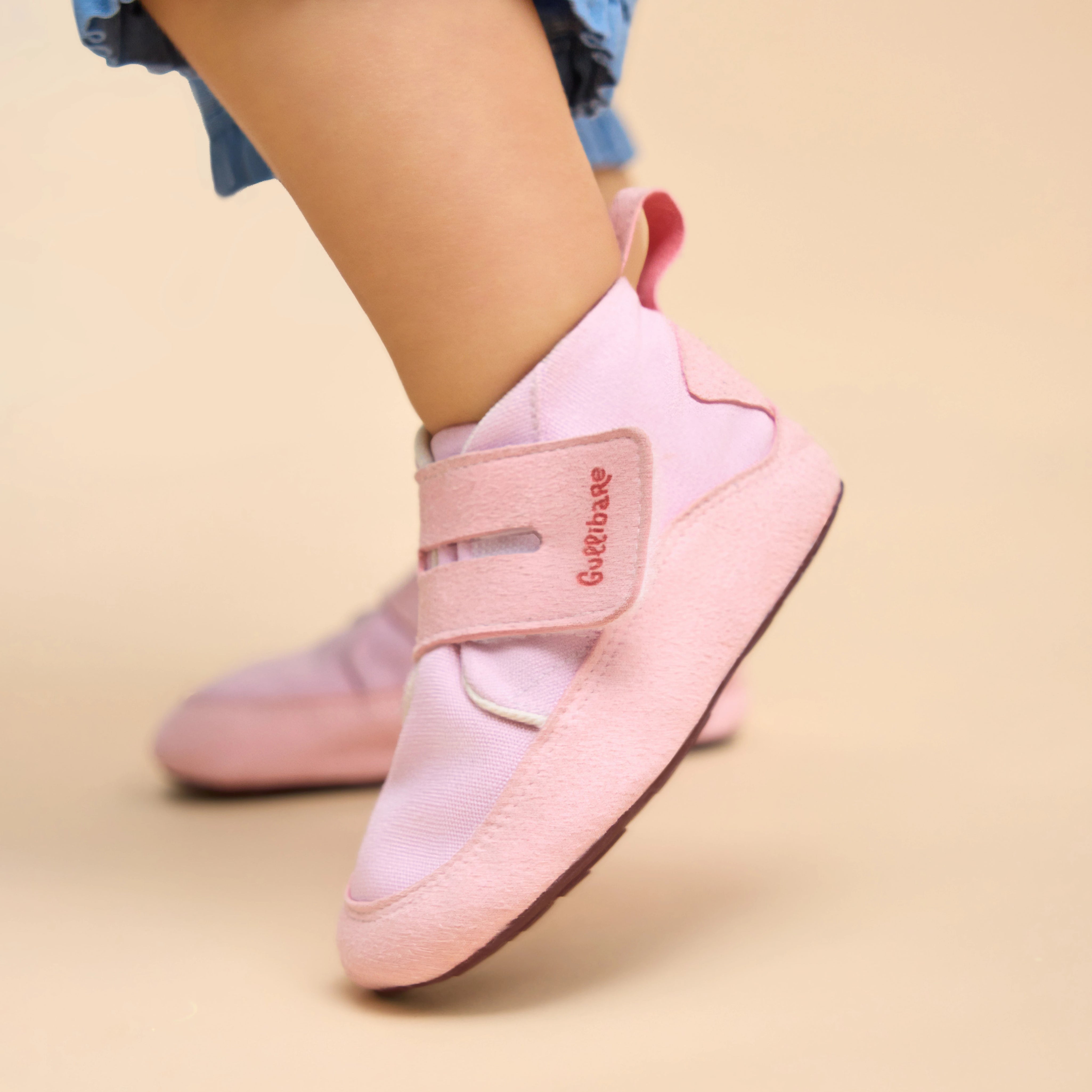 Detalle de calzado respetuoso Gullibare rosa con cierre ajustable y diseño flexible