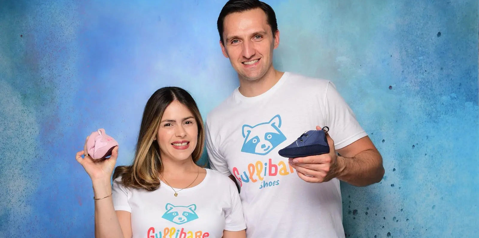 Fundadores de Gullibare Shoes con calzado respetuoso rosa y azul, símbolo de amor y proyecto familiar con propósito.