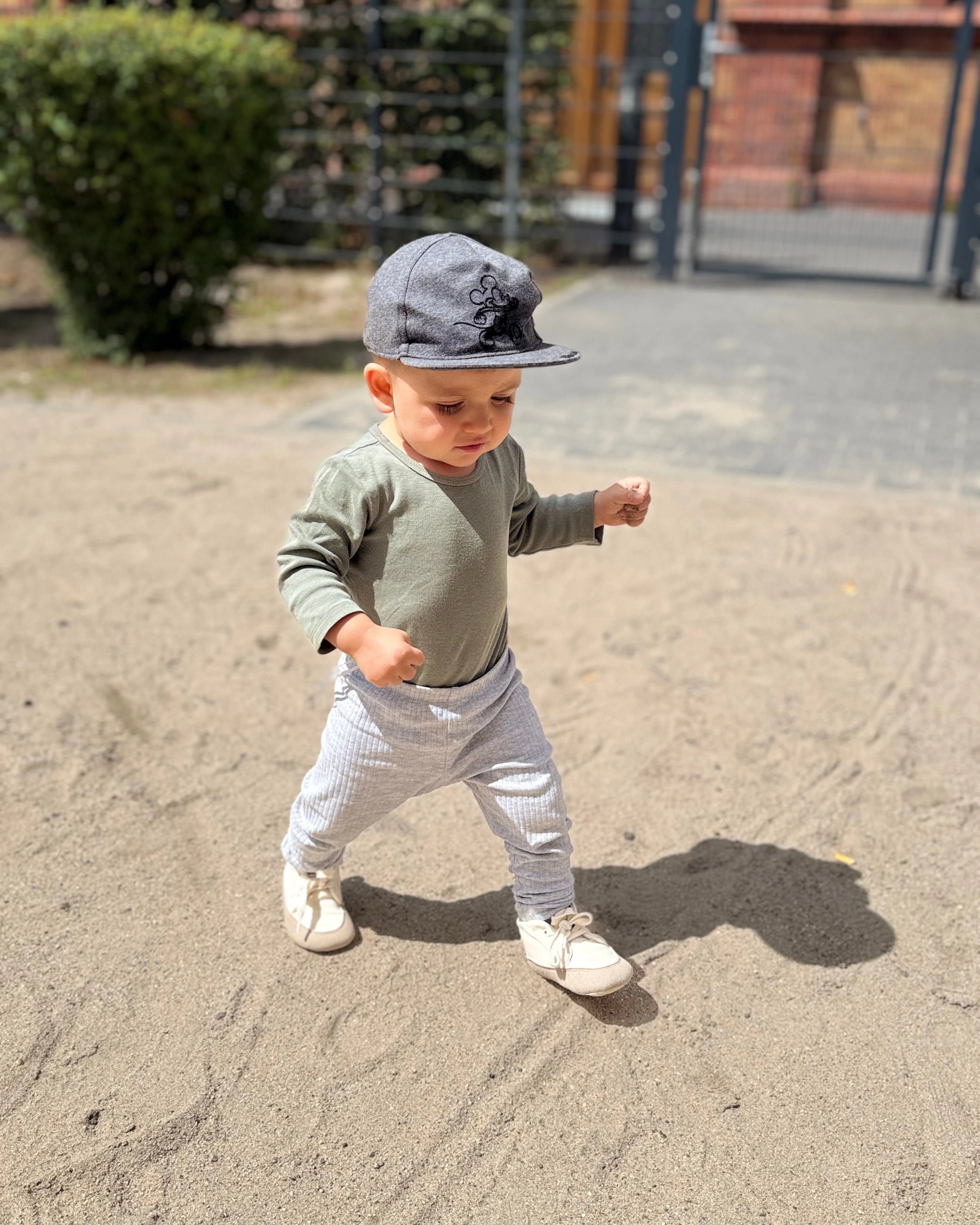 Niño caminando al aire libre con calzado Gullibare, acompañando sus primeros pasos con libertad y equilibrio.