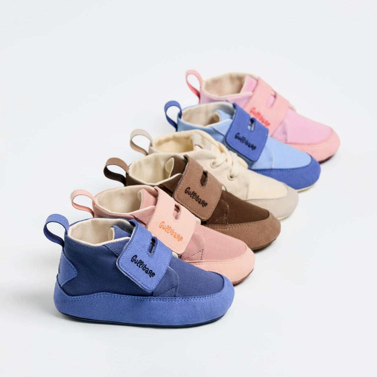 Boticas Gullibare en colores azul, rosa, beige y marrón, calzado respetuoso artesanal hecho con materiales naturales y diseño ergonómico.