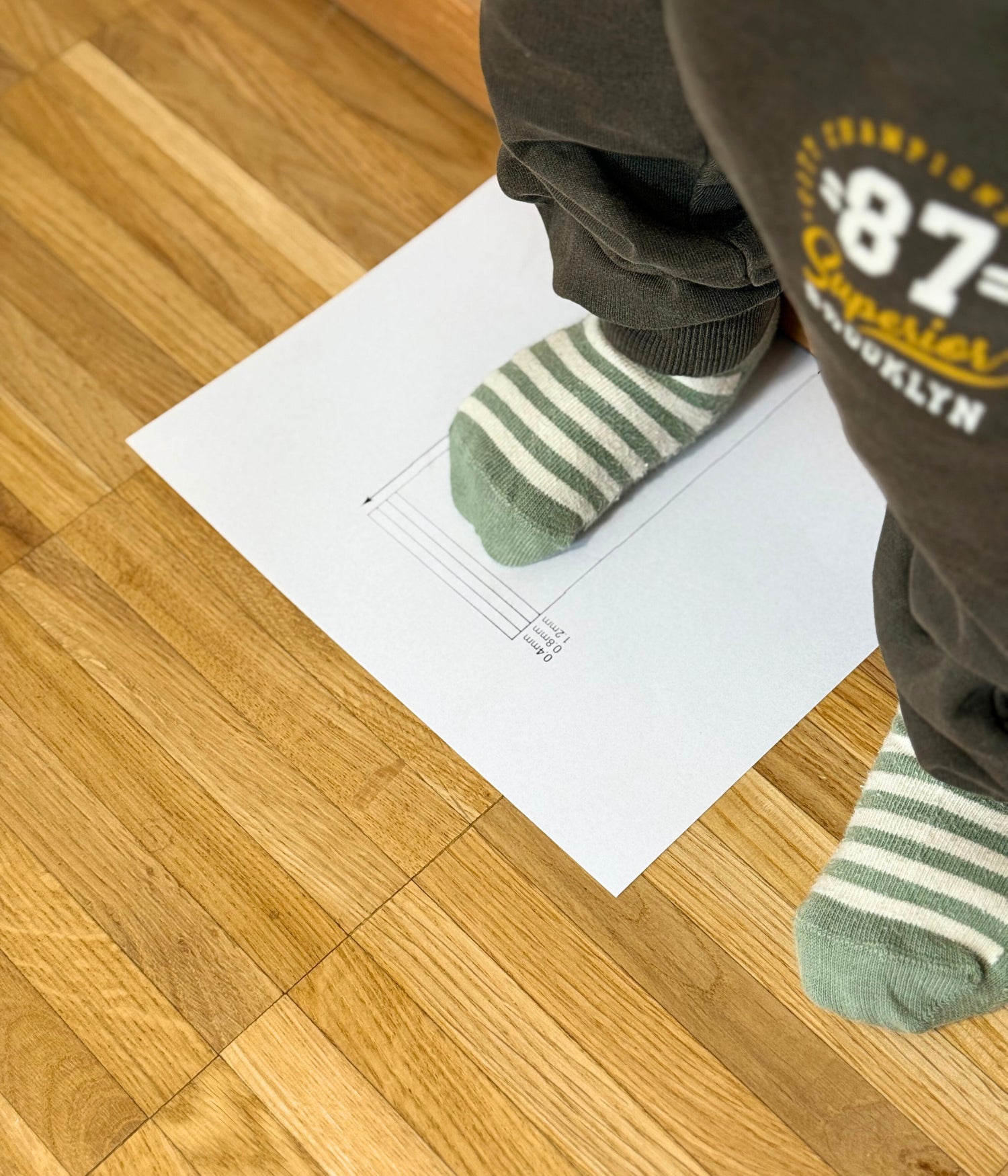 Medición del pie infantil con plantilla Gullibare para elegir la talla correcta del calzado barefoot.