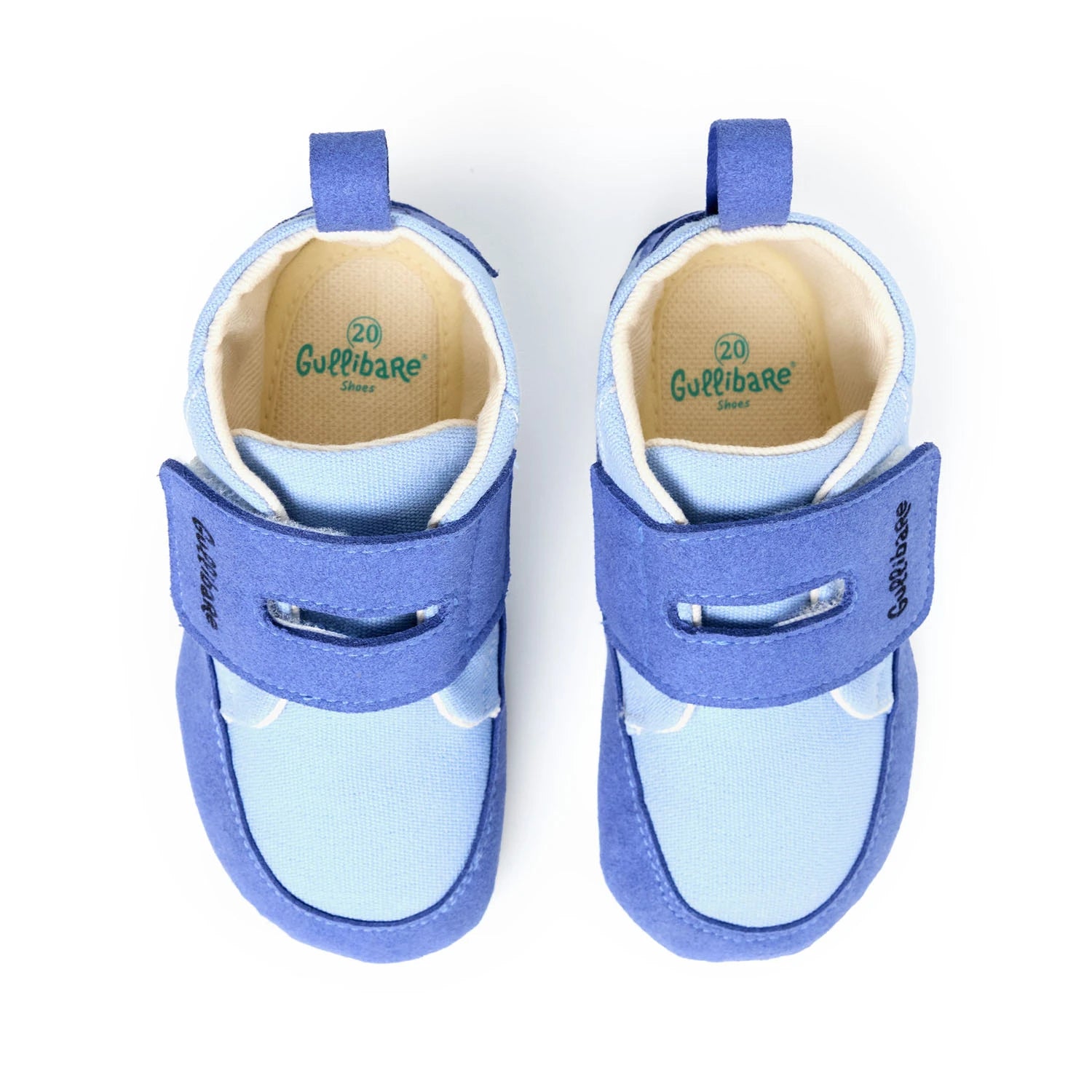 Vista superior de boticas azules Gullibare para bebé, calzado respetuoso con cierre de velcro y suela flexible.