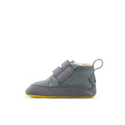 Calzado respetuoso para bebé en color gris verdoso, botines flexibles y ligeros con suela blanda, ideales para primeros pasos