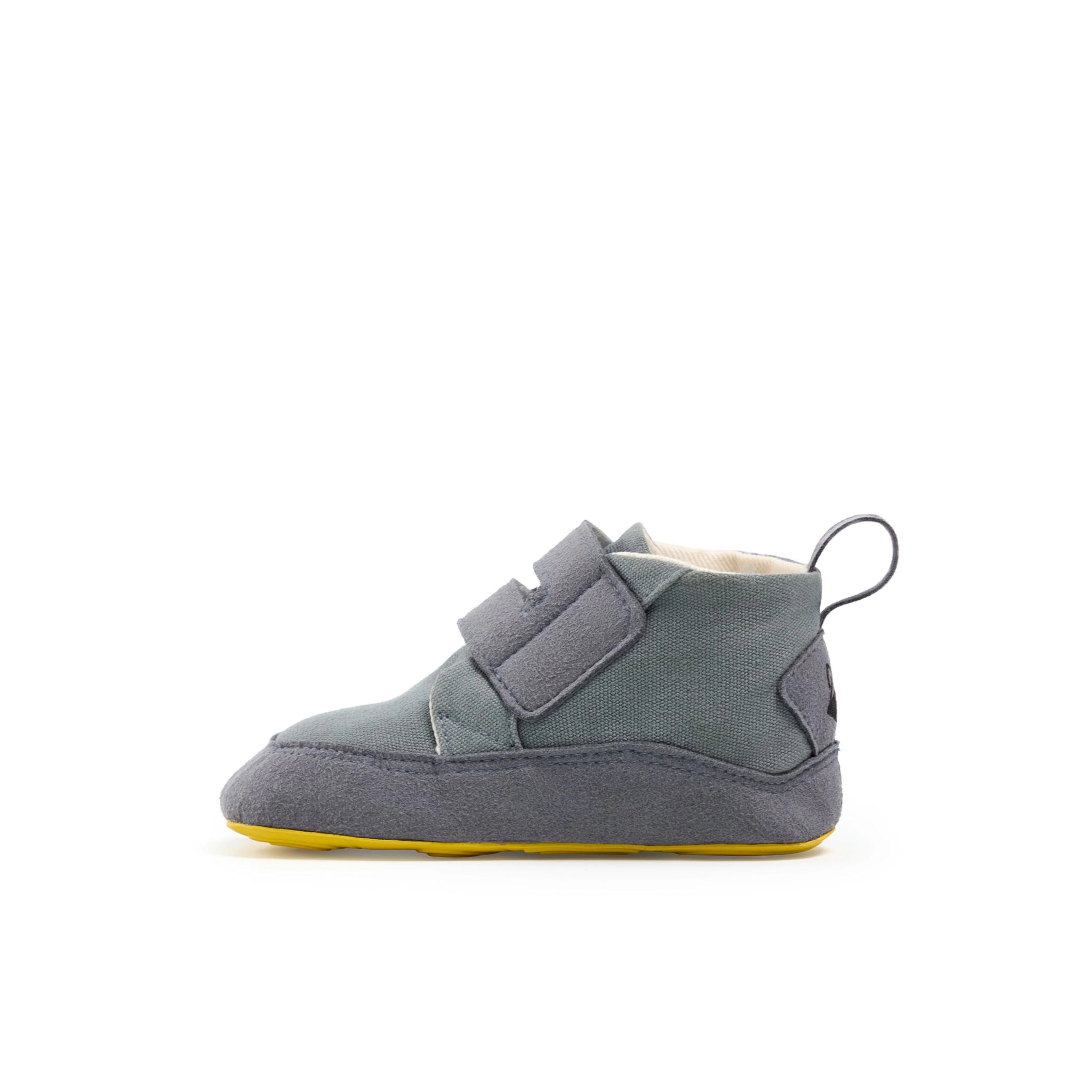 Calzado respetuoso para bebé en color gris verdoso, botines flexibles y ligeros con suela blanda, ideales para primeros pasos