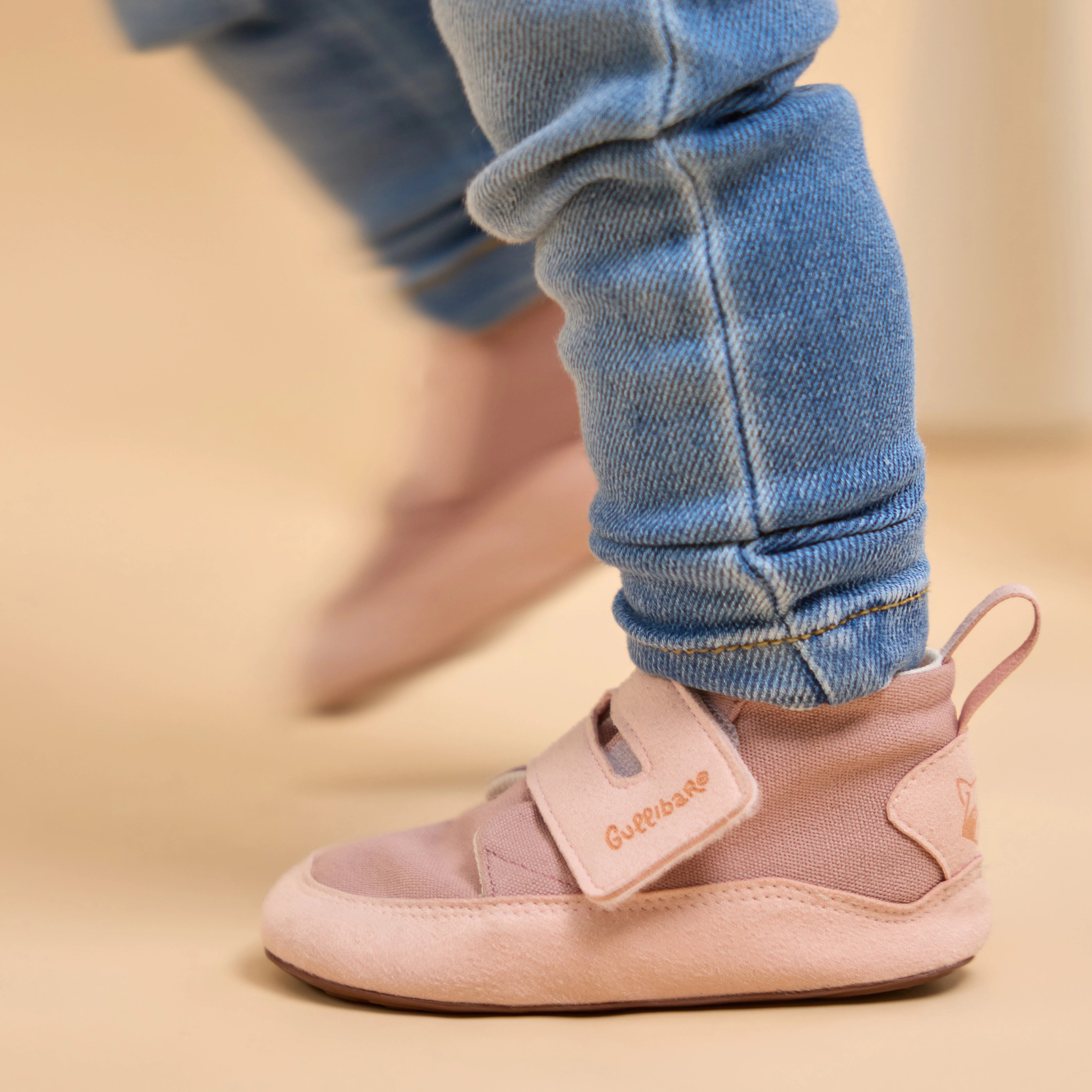 Detalle de calzado respetuoso Gullibare rosa en movimiento con suela flexible