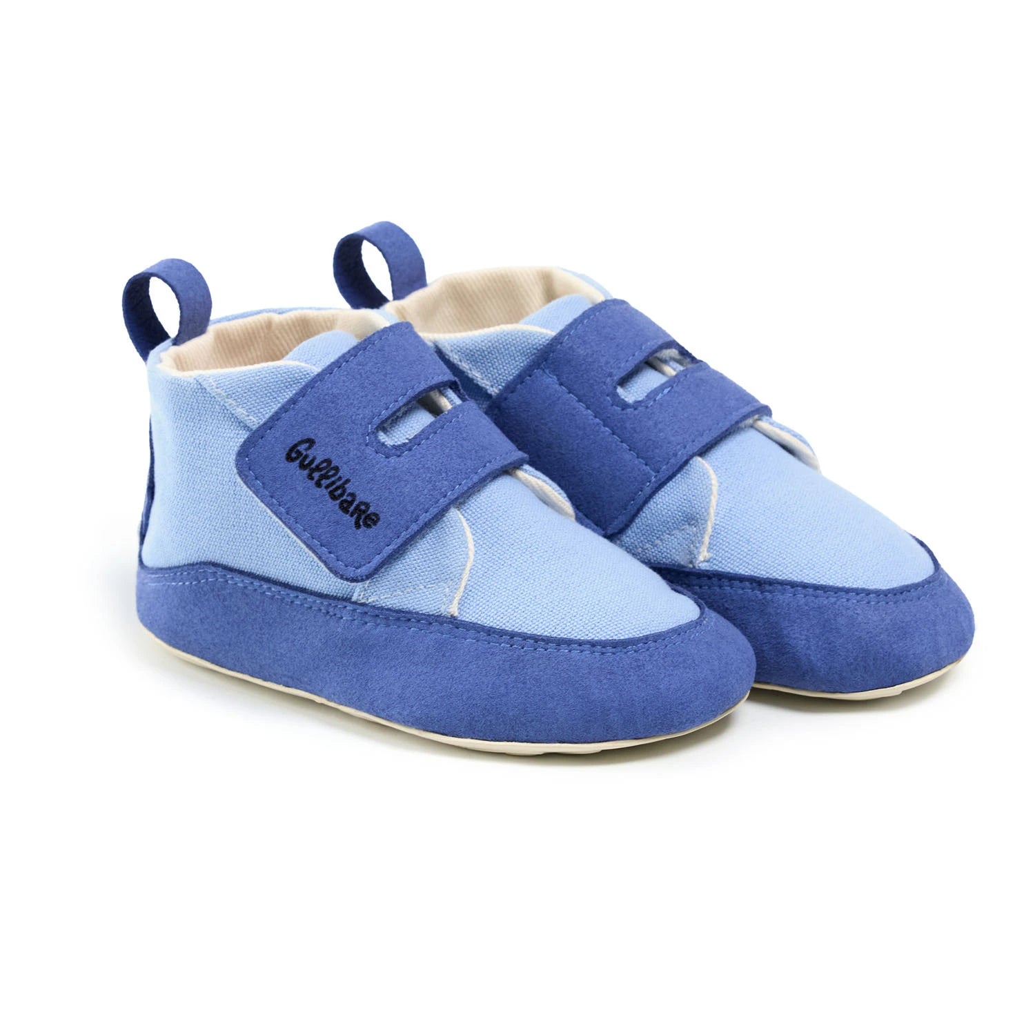 Boticas azules Gullibare para bebé, calzado respetuoso hecho con algodón natural y suela flexible.