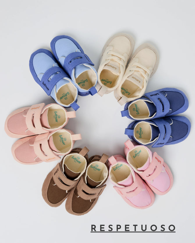 Colección de calzado respetuoso Gullibare para bebé dispuesta en forma circular en varios colores