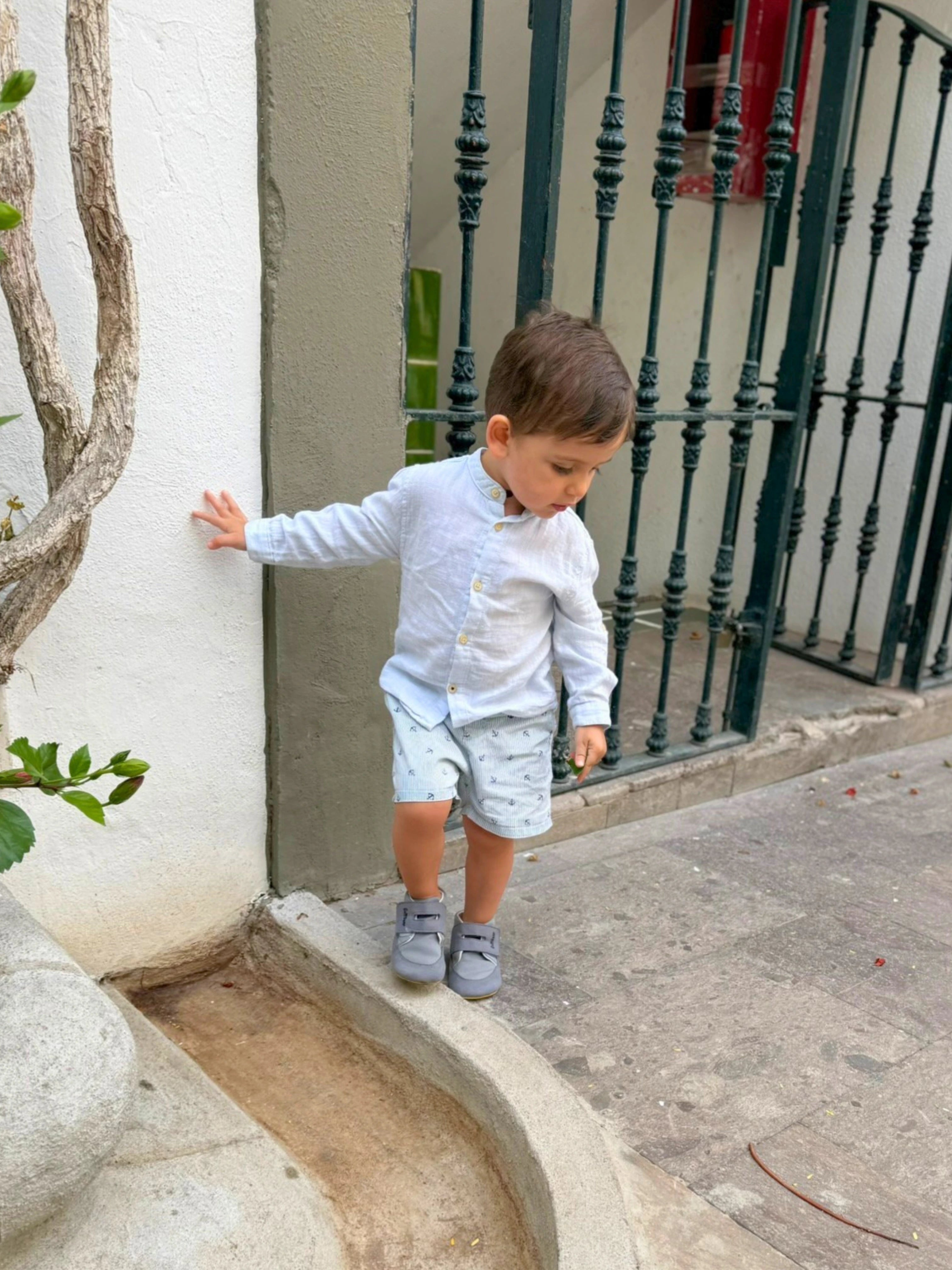Niño caminando con zapatos respetuosos Gullibare modelo Luna