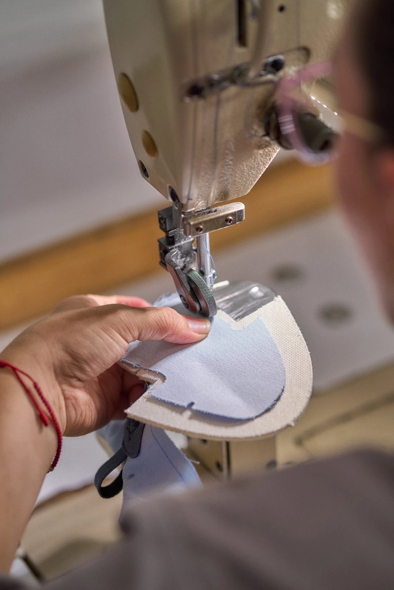 Proceso de fabricación de calzado respetuoso Gullibare cosido a mano en taller