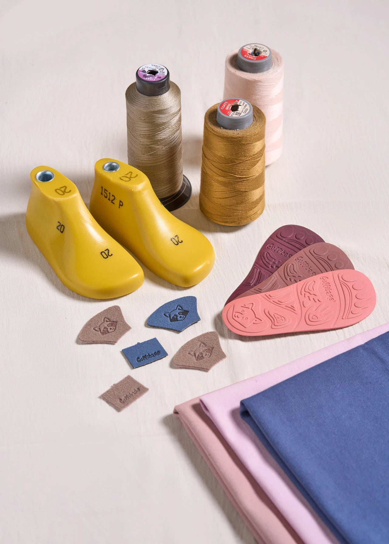Materiales, hormas y suelas de colores utilizados en la fabricación artesanal de las boticas Gullibare®.