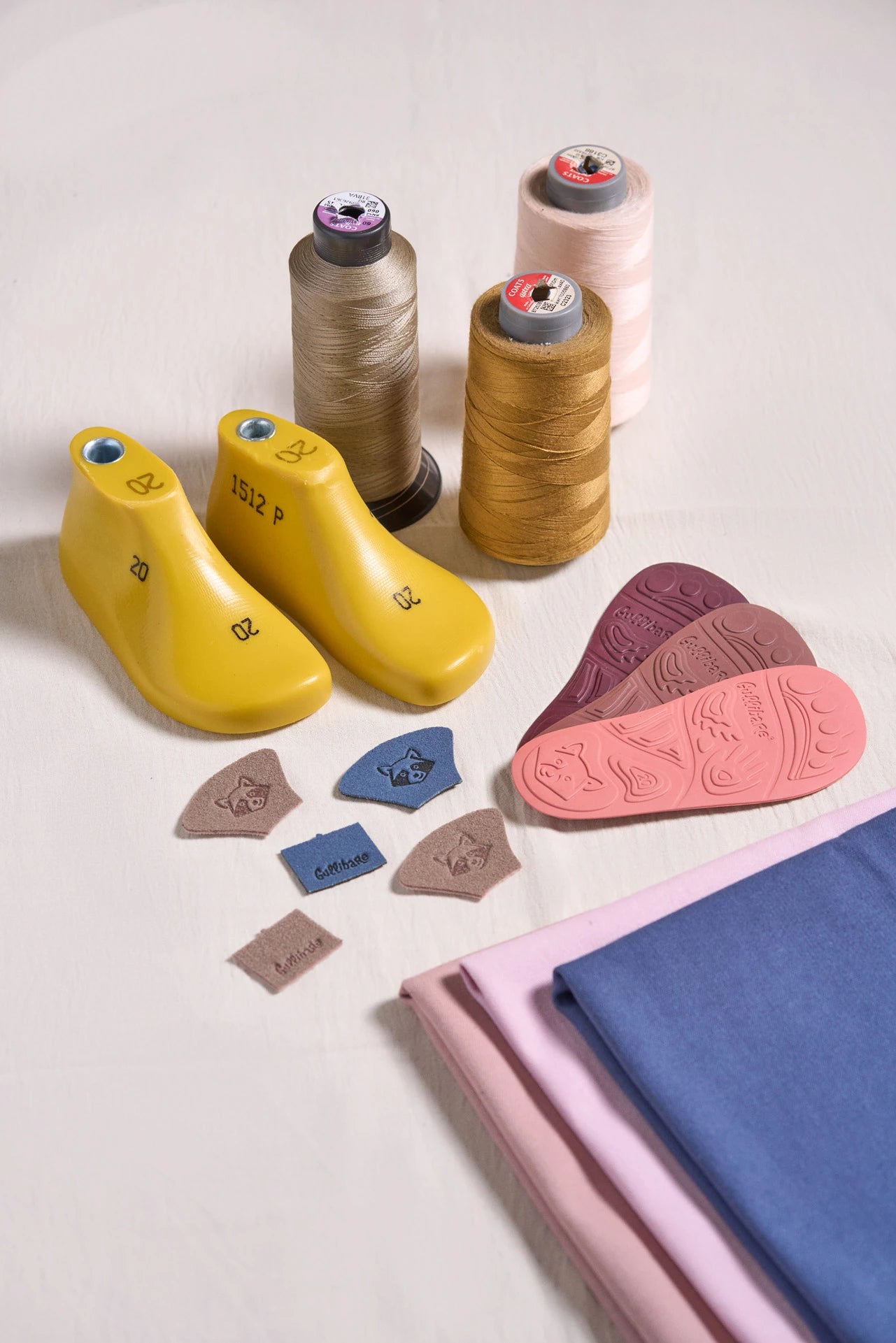 Materiales, hormas y suelas de colores utilizados en la fabricación artesanal de las boticas Gullibare®.