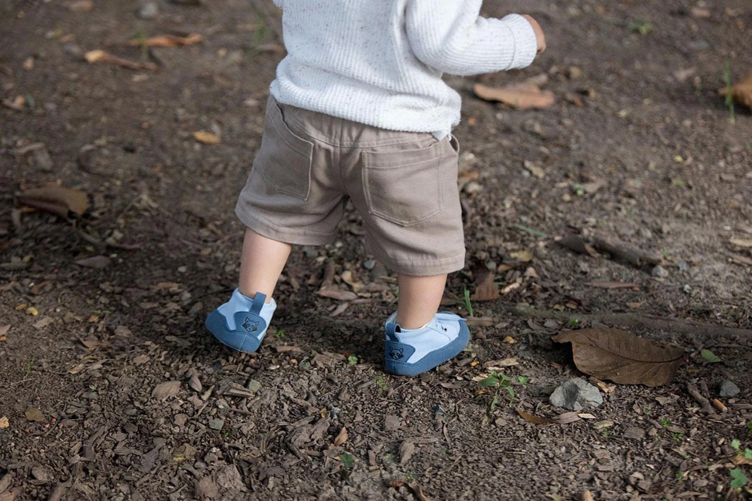 Calzado respetuoso Gullibare para primeros pasos del bebé sobre suelo natural.