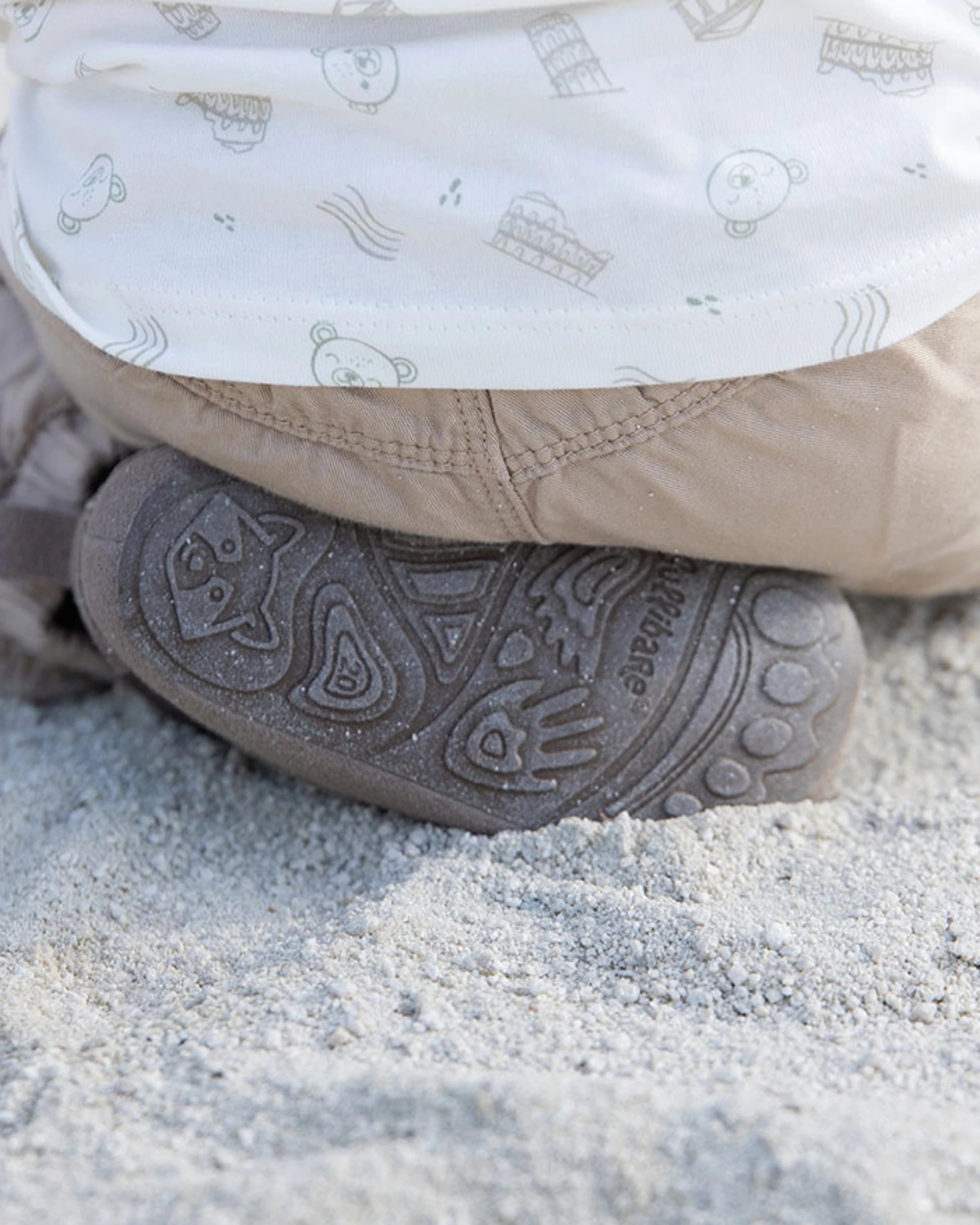 Calzado respetuoso infantil Gullibare con suela flexible en contacto con el suelo natural, diseñado para acompañar el movimiento natural del pie.