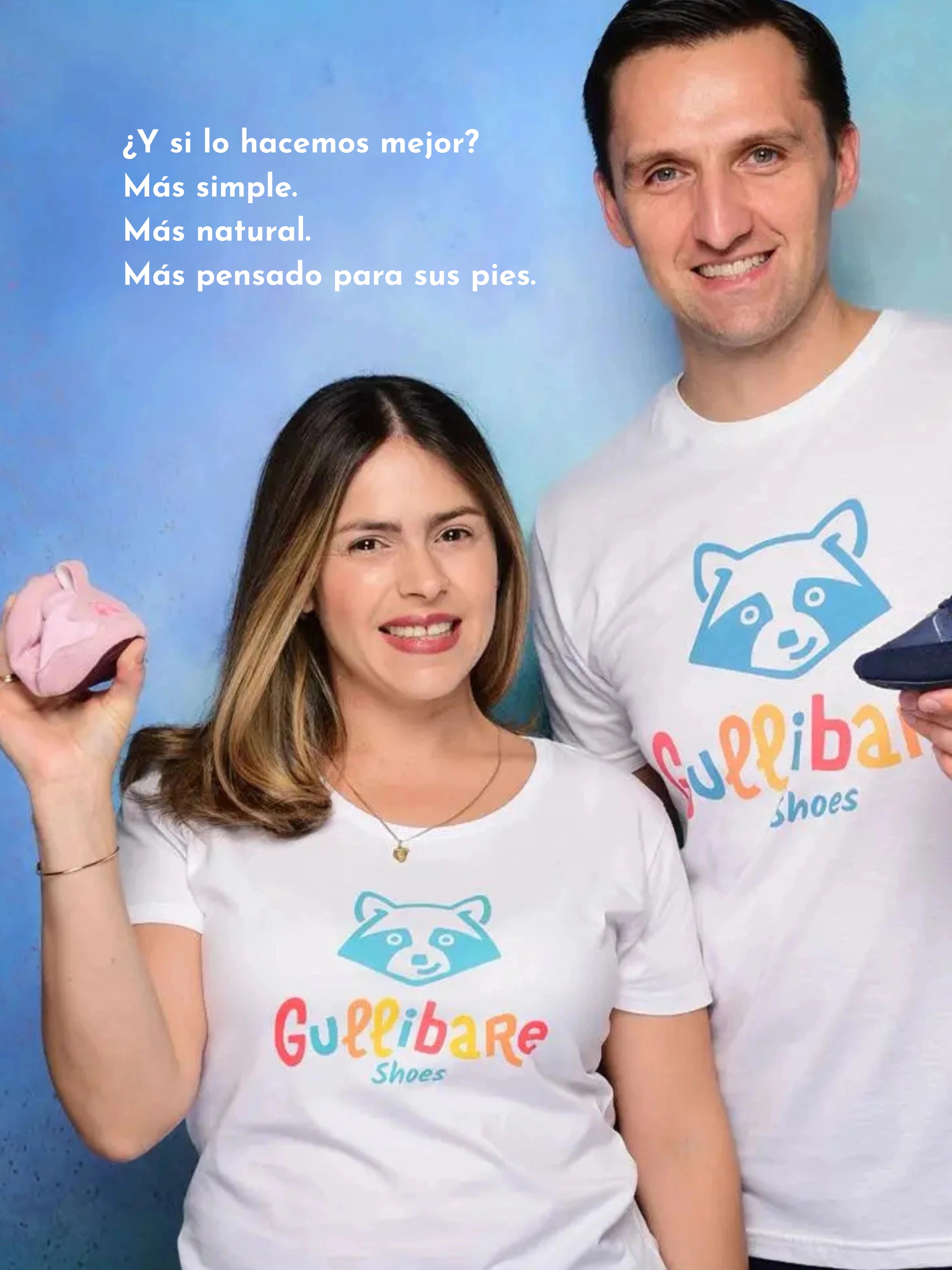 Fundadores de Gullibare sosteniendo zapatos infantiles de la marca.