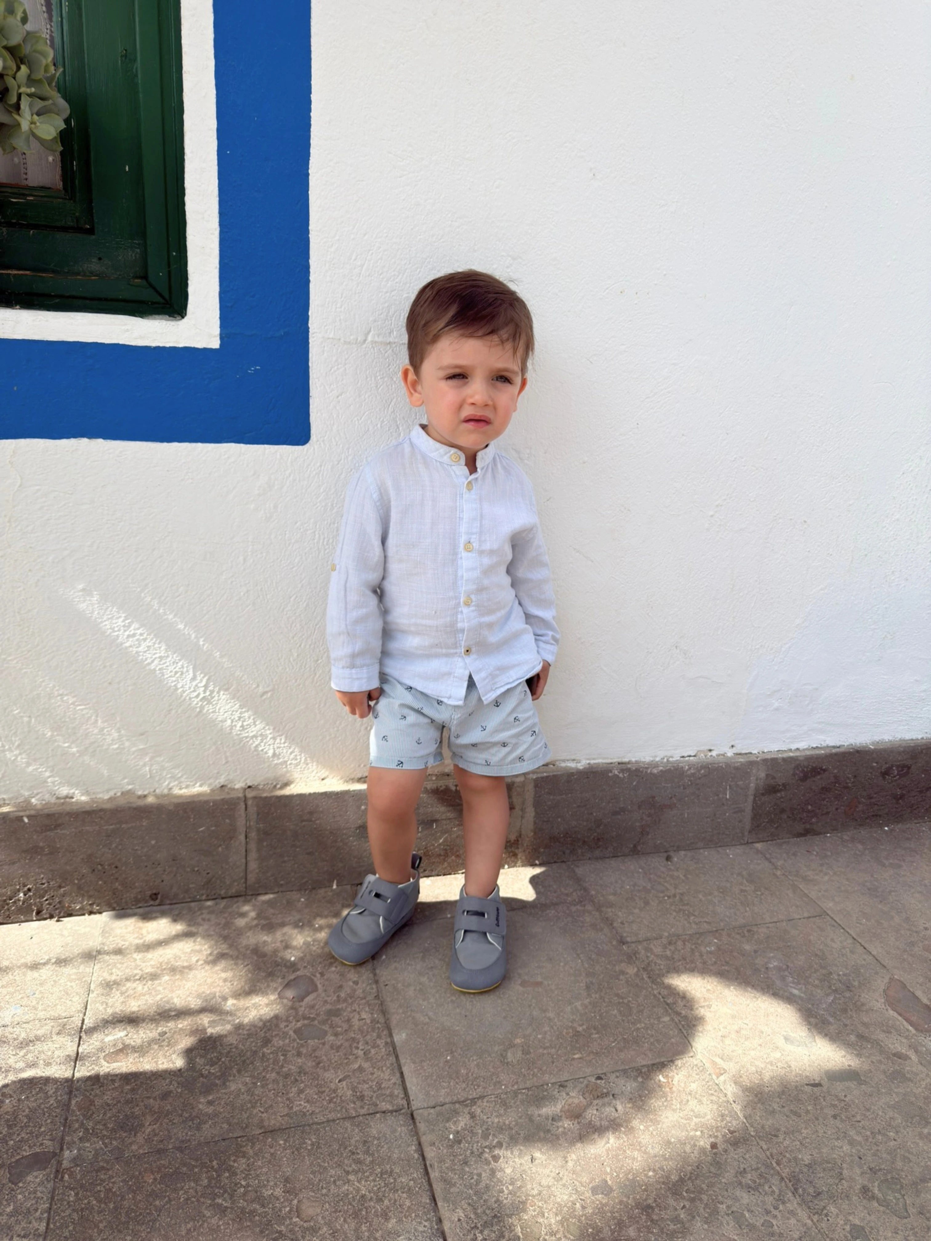 Niño con zapatos barefoot Gullibare gris