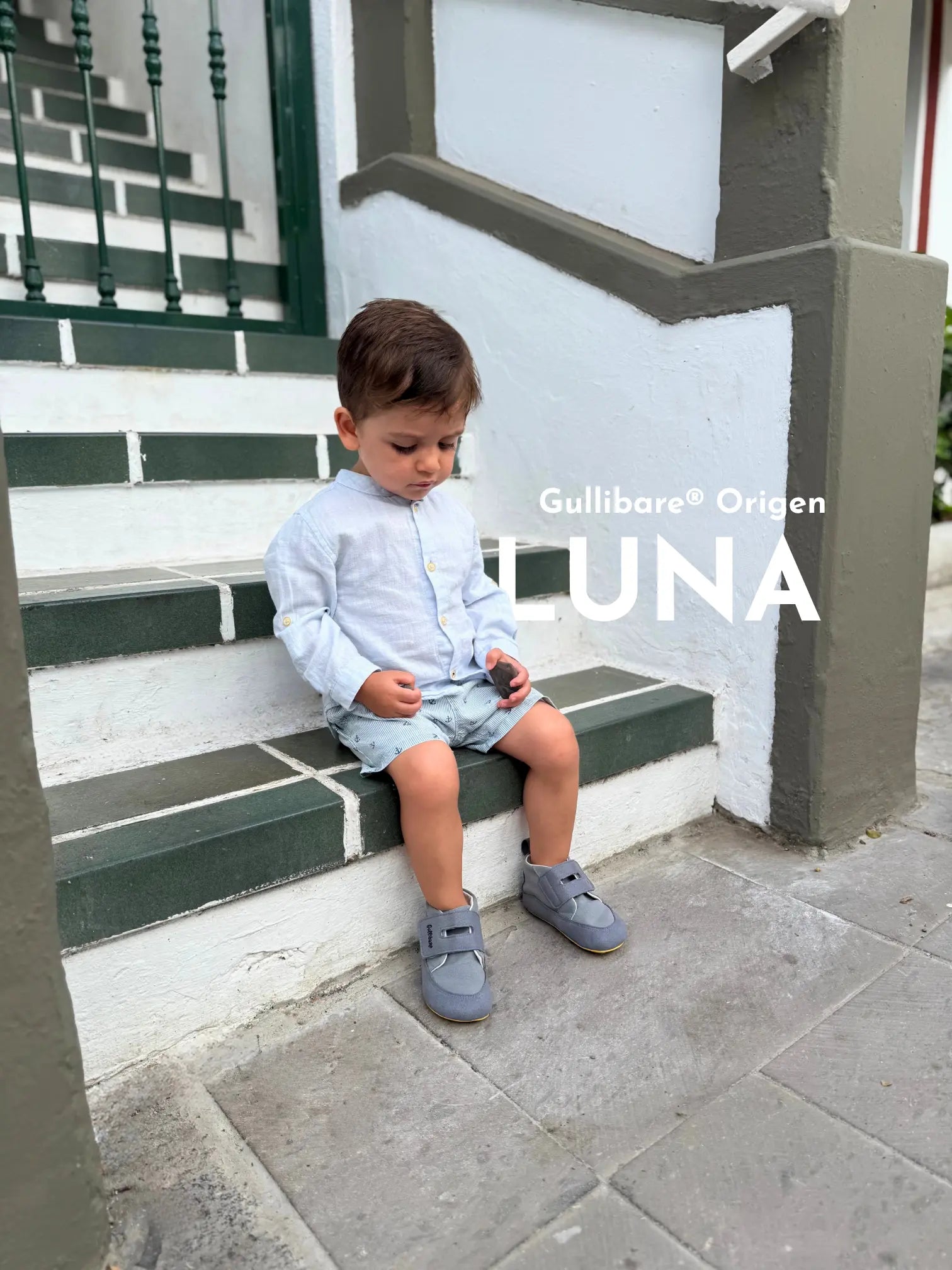 Niño pequeño sentado en unas escaleras usando zapatos respetuosos Gullibare modelo Luna