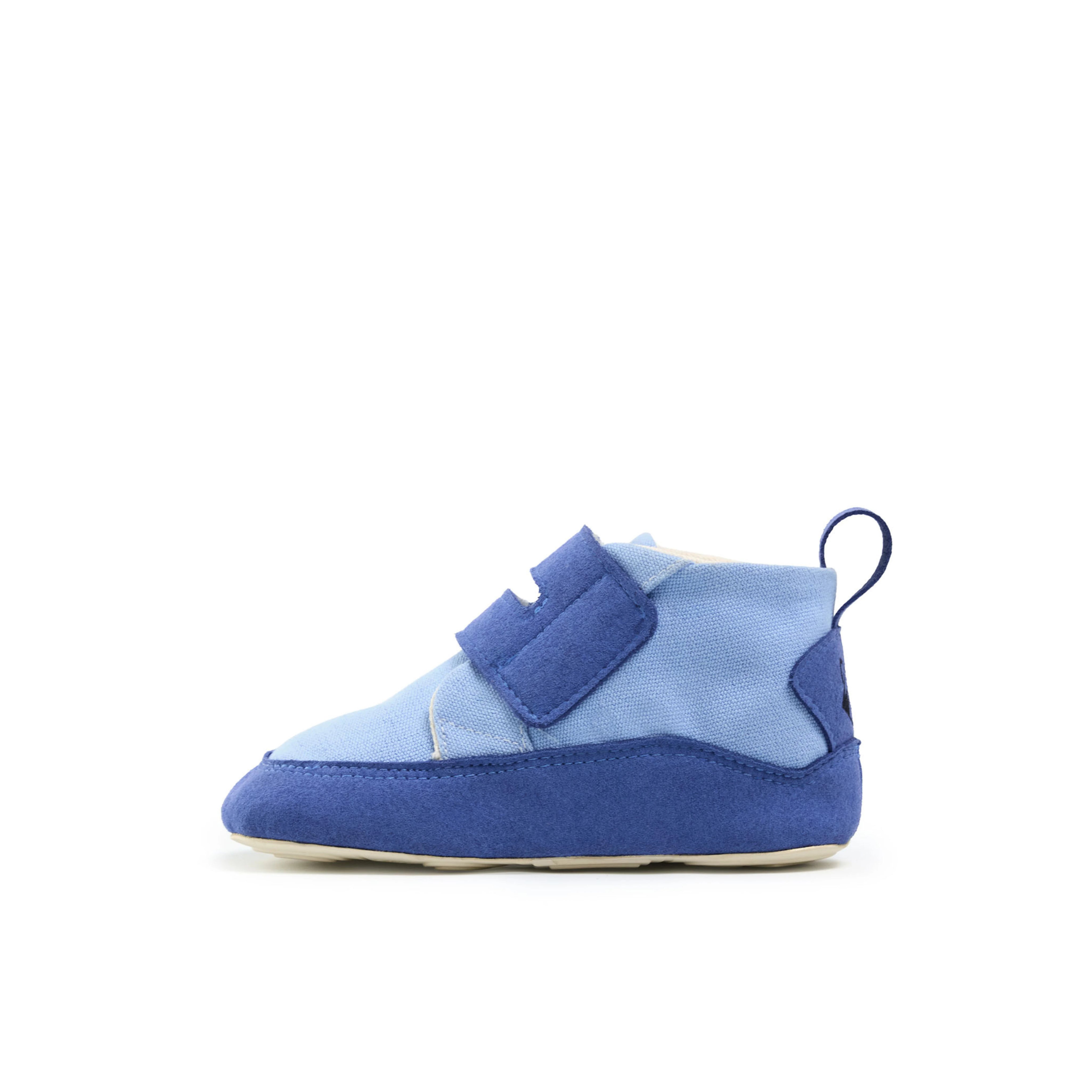 Calzado respetuoso para bebé azul Gullibare con suela flexible