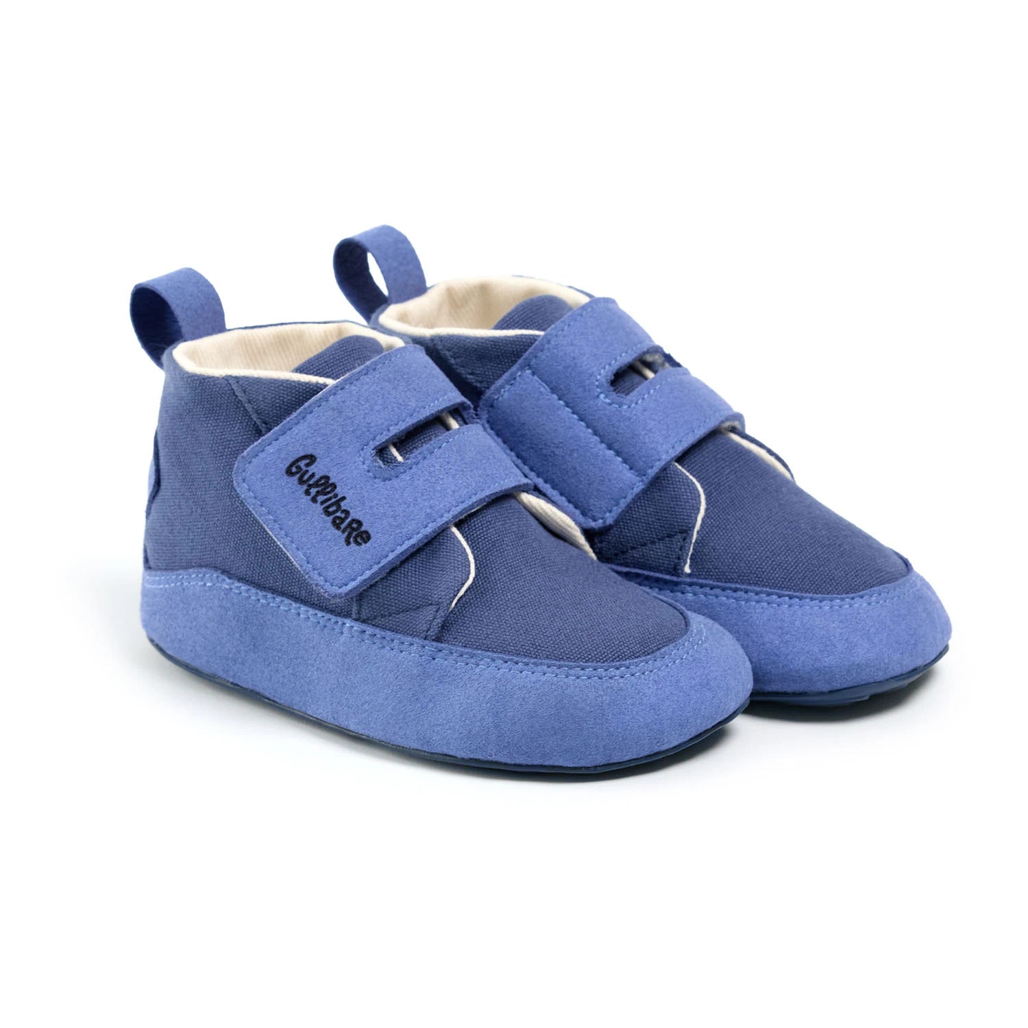 Boticas azules Gullibare con cierre de velcro, calzado respetuoso para bebé hecho con algodón y caucho natural.