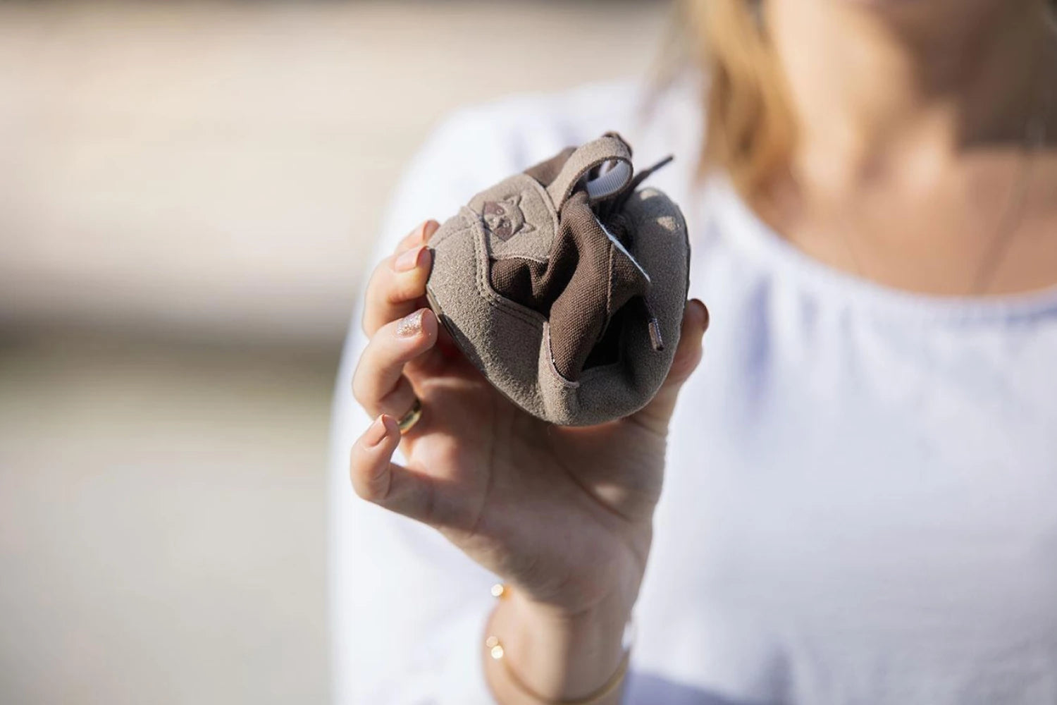 Calzado respetuoso Gullibare flexible y ligero para los primeros pasos del bebé.