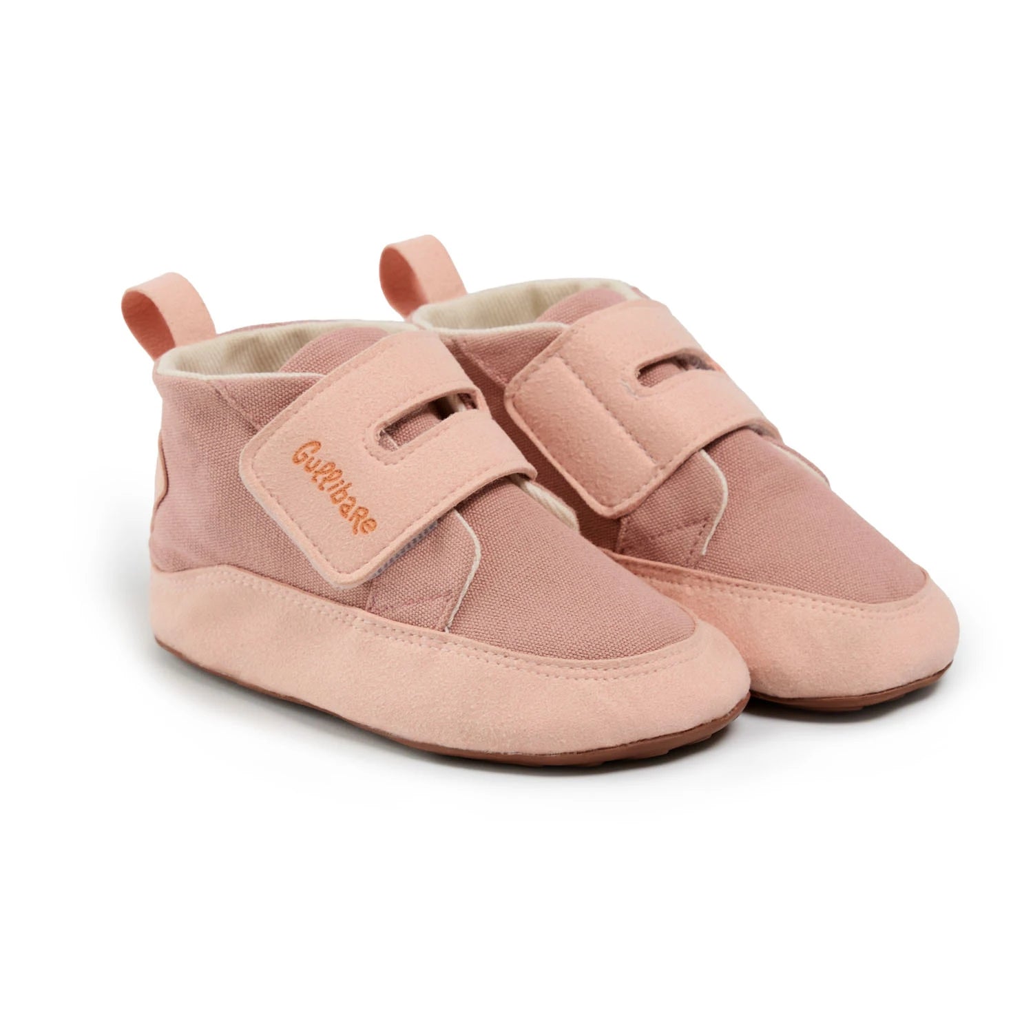 Boticas rosadas Gullibare con cierre de velcro, calzado respetuoso y ligero para bebé hecho con materiales naturales.