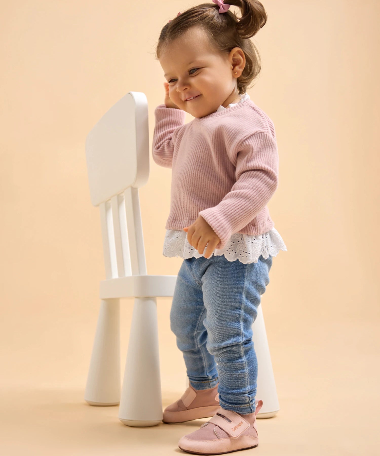Niña dando sus primeros pasos con calzado respetuoso Gullibare, diseño flexible y ligero que acompaña el movimiento natural del pie infantil.