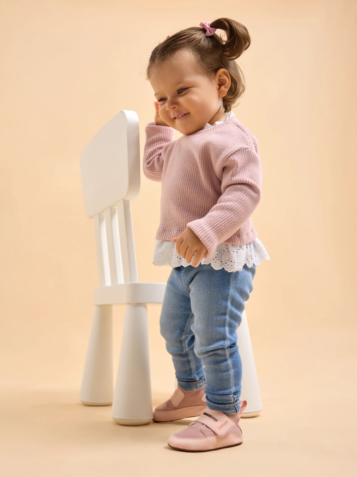 Niña dando sus primeros pasos con calzado respetuoso Gullibare, diseño flexible y ligero que acompaña el movimiento natural del pie infantil.