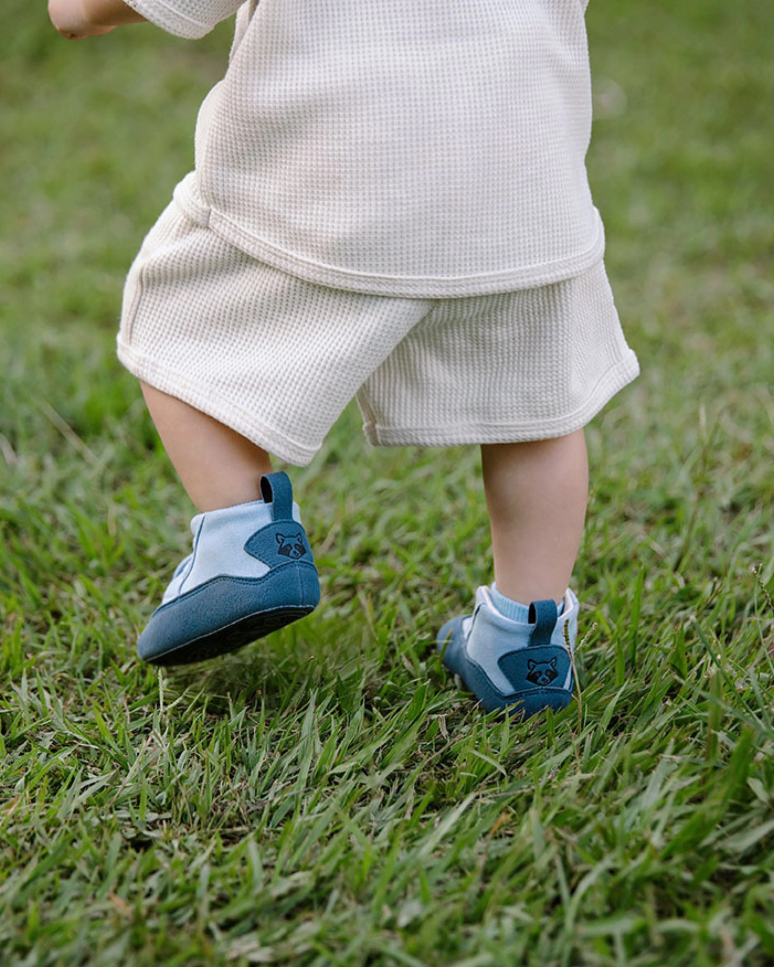 Niño caminando sobre césped con calzado respetuoso infantil Gullibare
