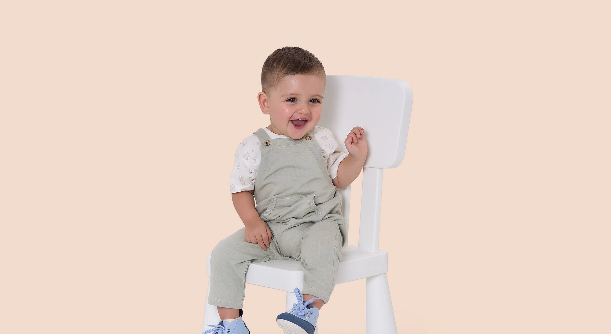 niño usando calzado respetuoso Gullibare cómodo y flexible para el desarrollo natural del pie