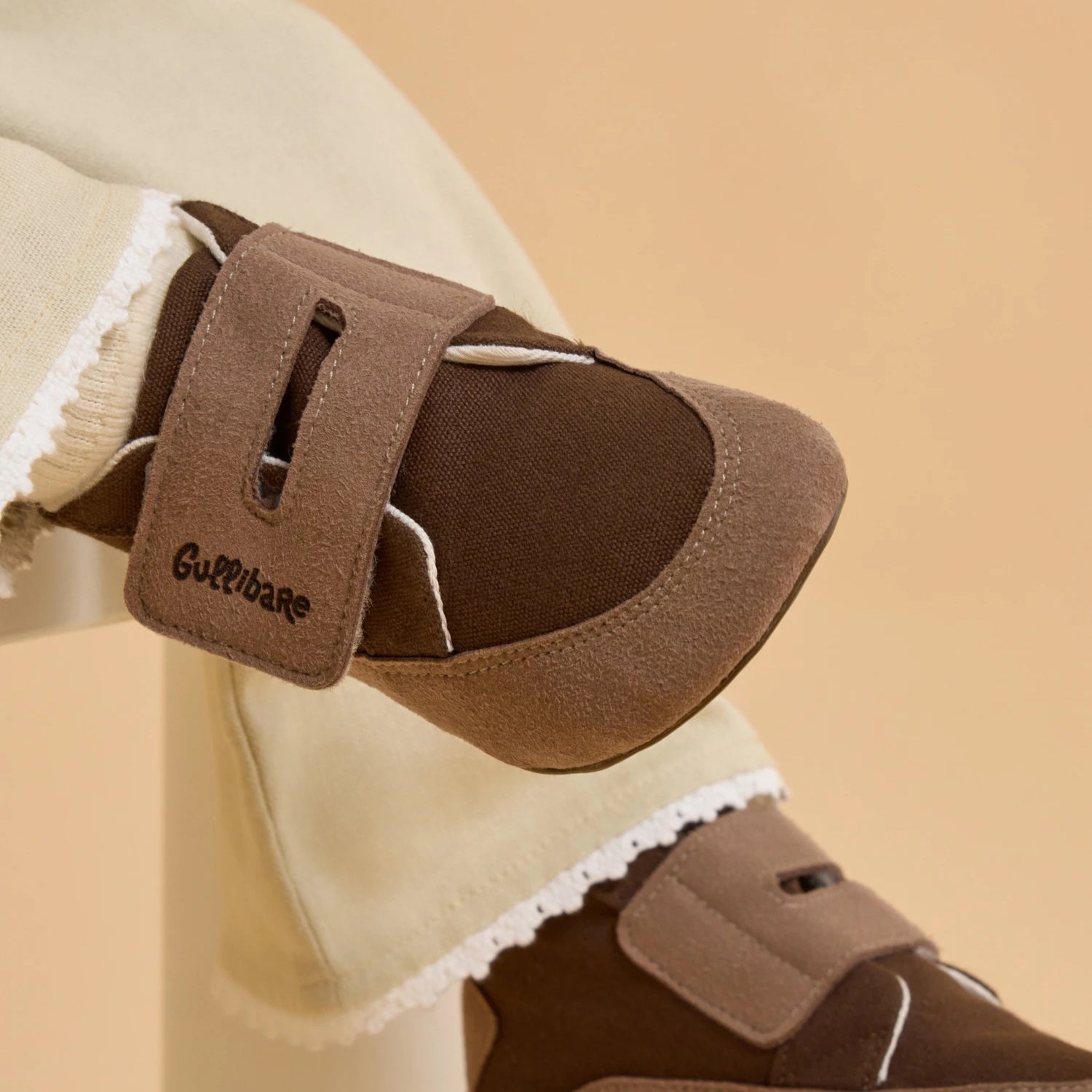 Detalle de calzado respetuoso Gullibare para bebés, mostrando el ajuste flexible y los materiales suaves que acompañan el movimiento natural del pie.