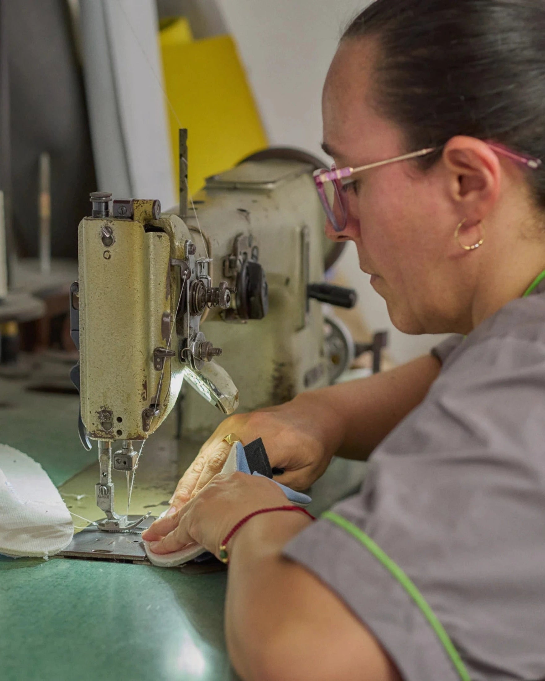 Trabajo manual durante la producción del calzado Gullibare en la fábrica