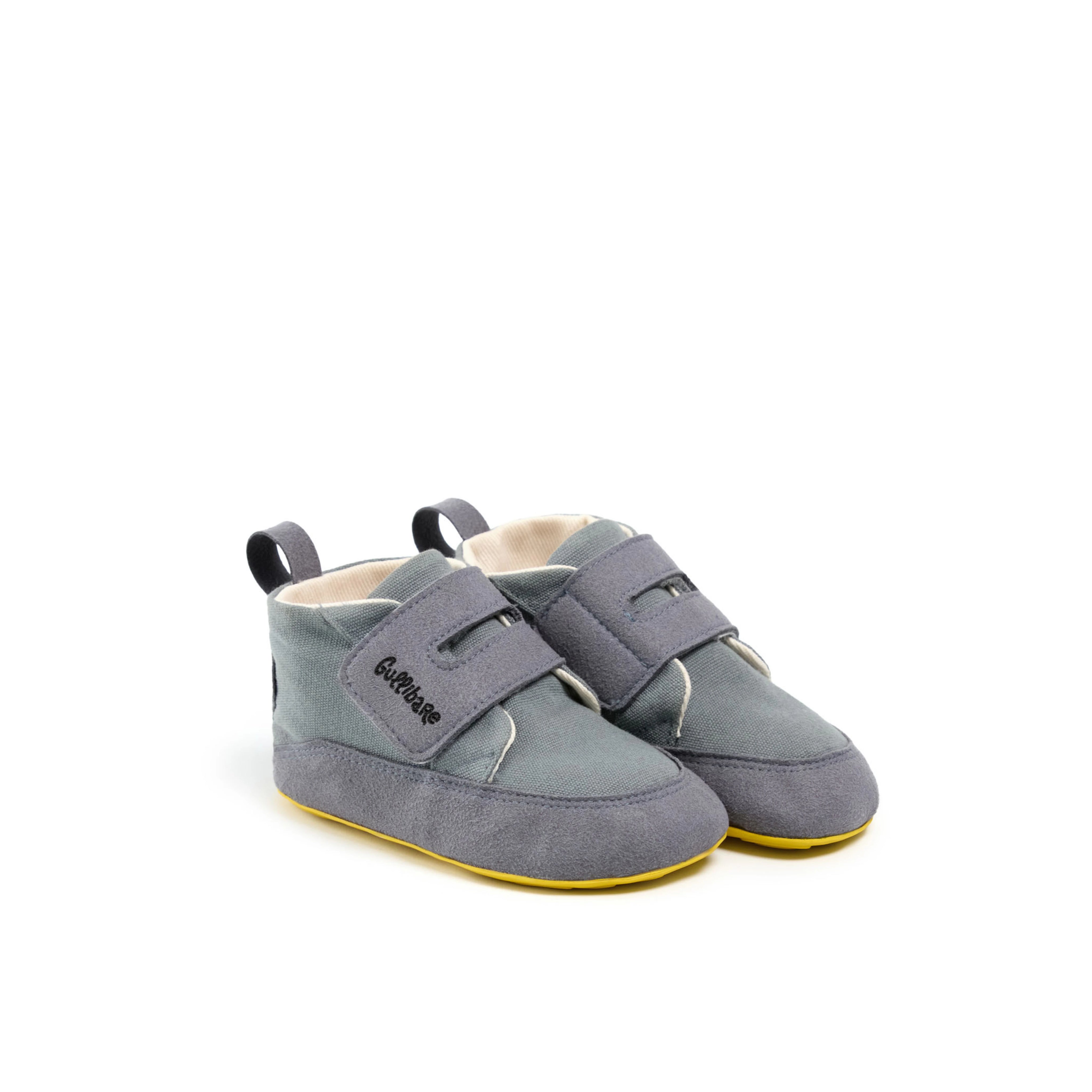 Par de calzado respetuoso para bebé, botines flexibles y ligeros con suela blanda, diseñados para primeros pasos