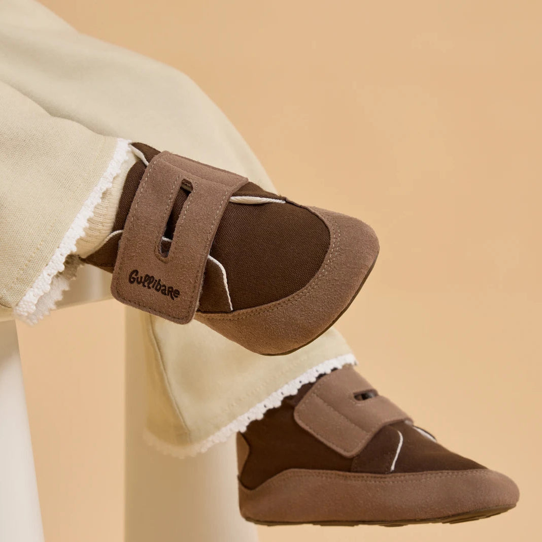 Boticas marrones Gullibare, calzado respetuoso para bebé inspirado en la naturaleza, suave y flexible para cada paso.