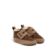 Calzado respetuoso para bebé marrón Gullibare vista frontal en pareja