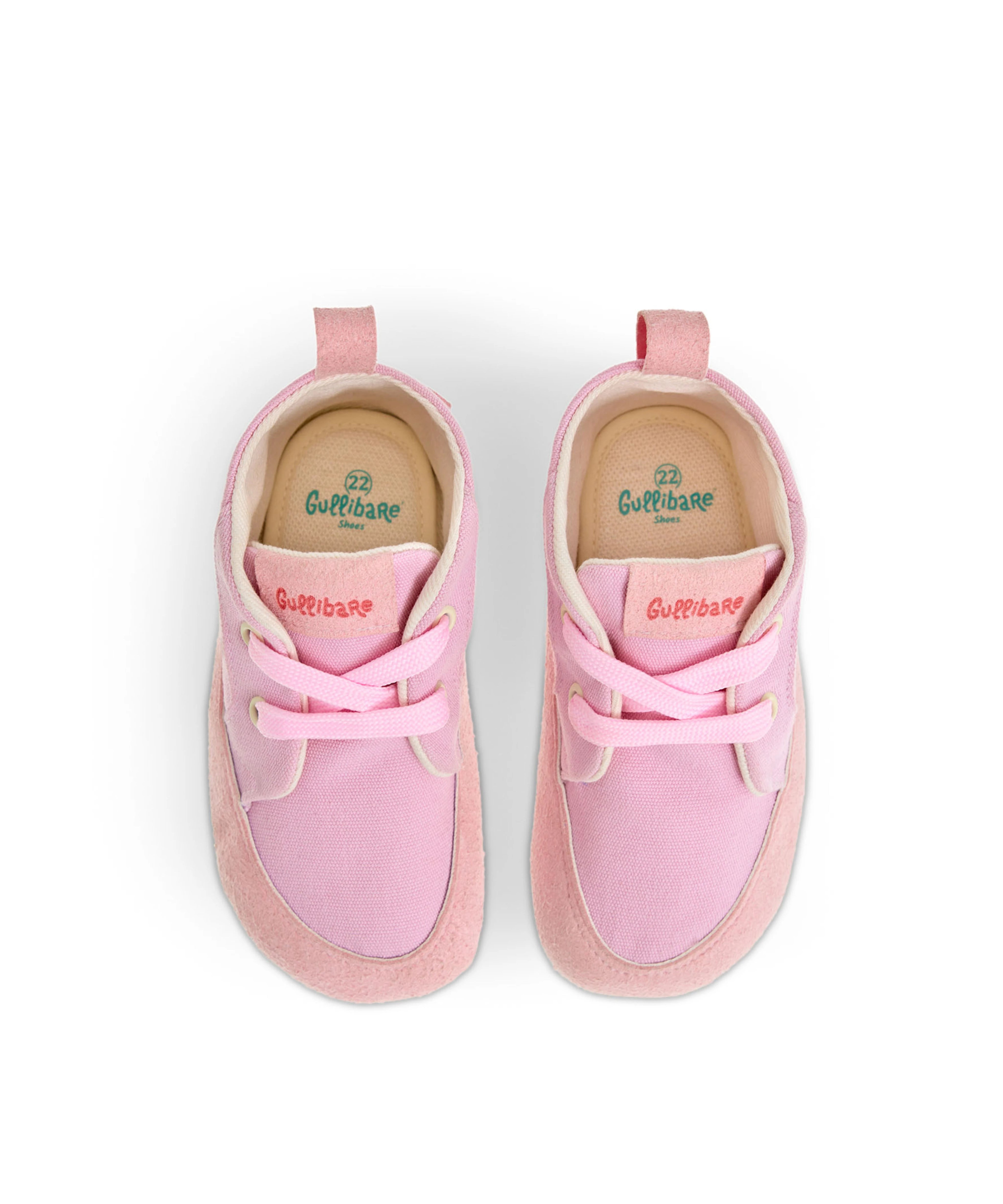 Vista superior de calzado respetuoso para bebé en color rosa, botín flexible con cordones y horma amplia para los primeros pasos