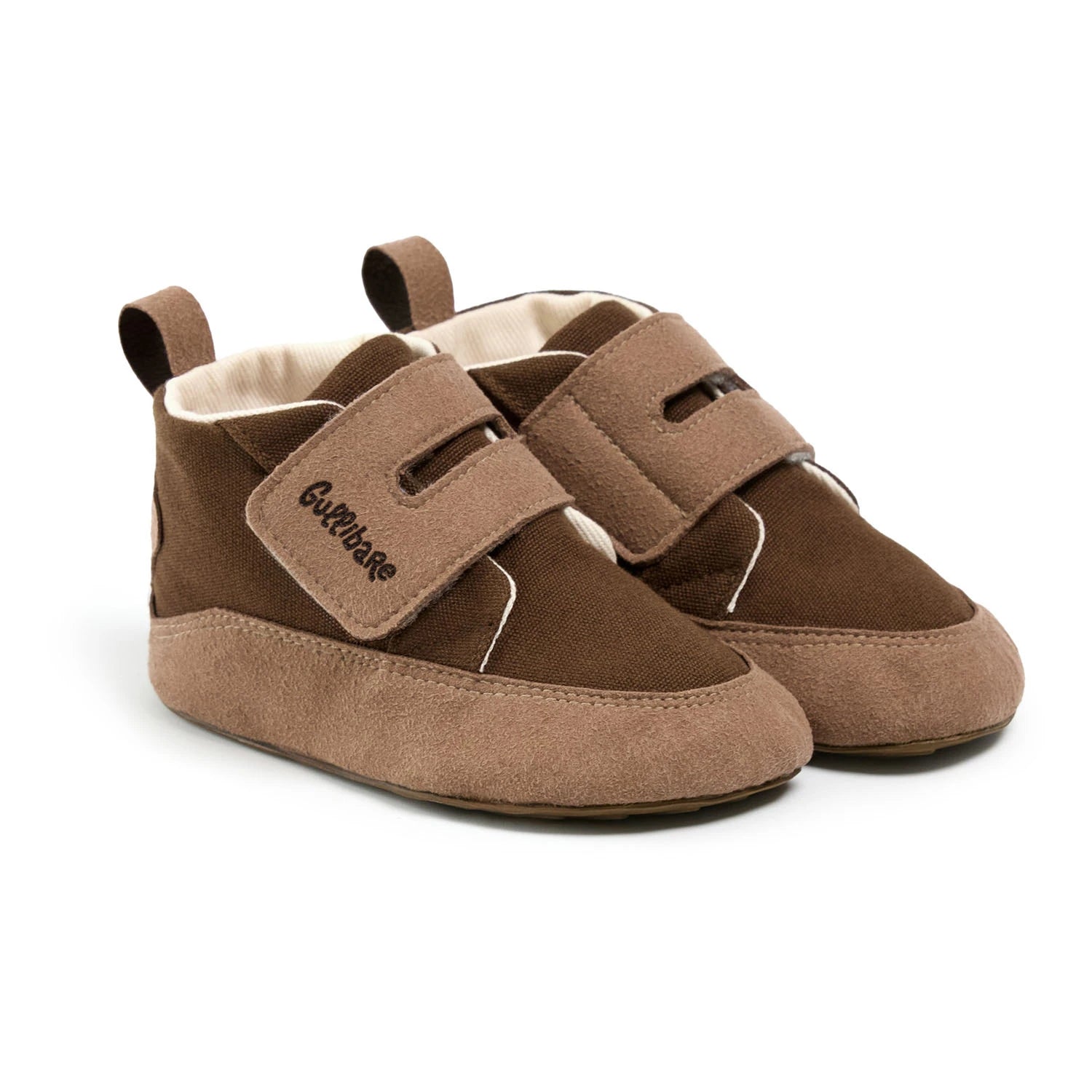Boticas marrones Gullibare vistas en ángulo, calzado respetuoso para bebé con cierre de velcro y suela flexible.