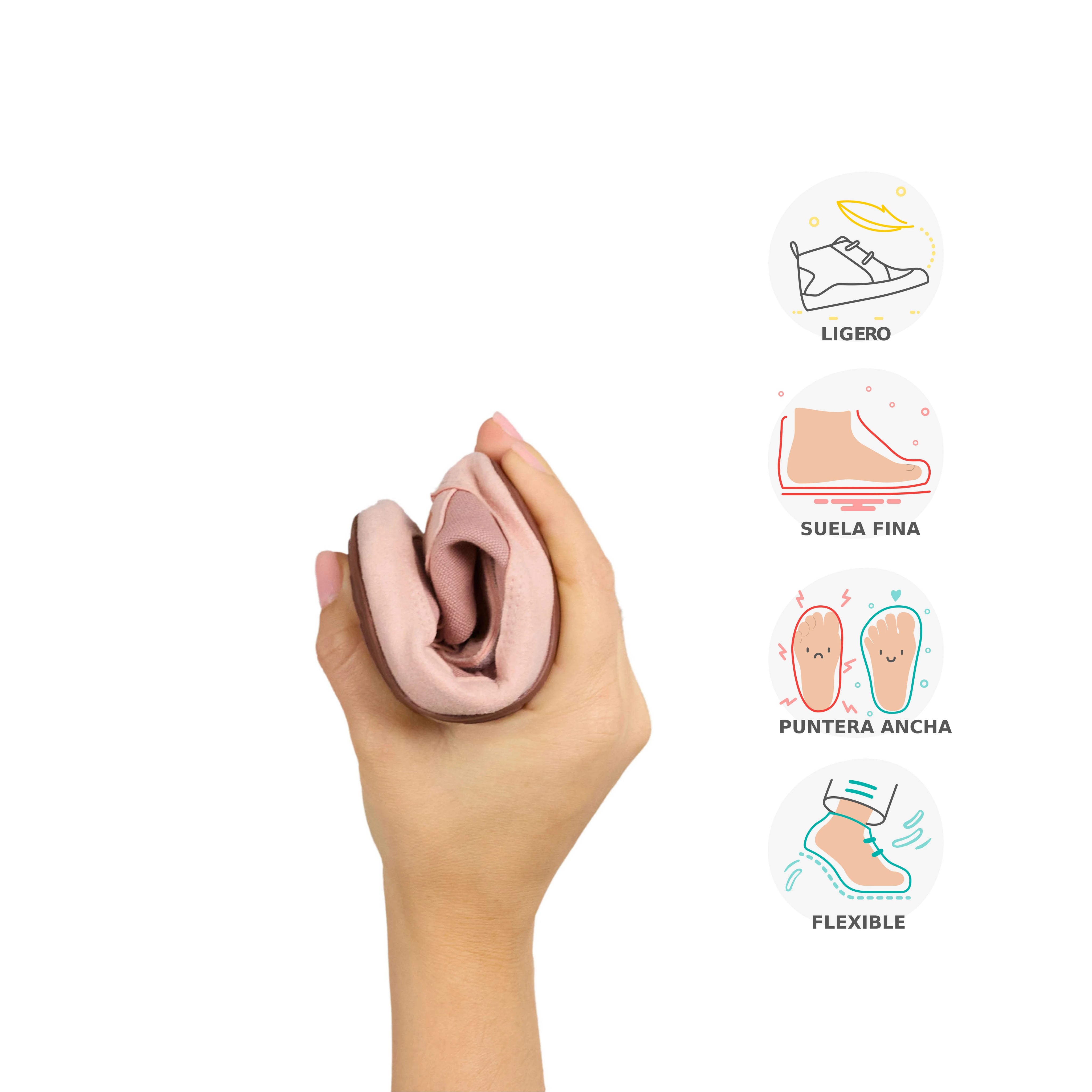 Calzado respetuoso para bebé Gullibare en color rosa, con suela flexible y fácil de doblar con una sola mano.