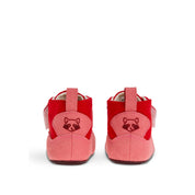 Parte trasera del calzado respetuoso Gullibare en color rojo para bebé, con diseño bordado de mapache sobre fondo blanco.
