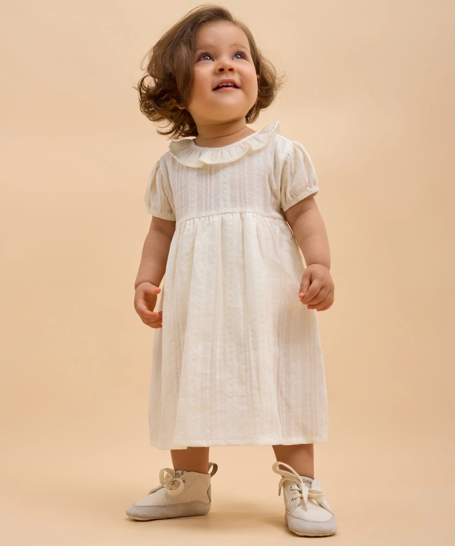 Niña pequeña caminando con calzado respetuoso Gullibare, flexible y ligero, diseñado para acompañar el desarrollo natural del pie infantil.