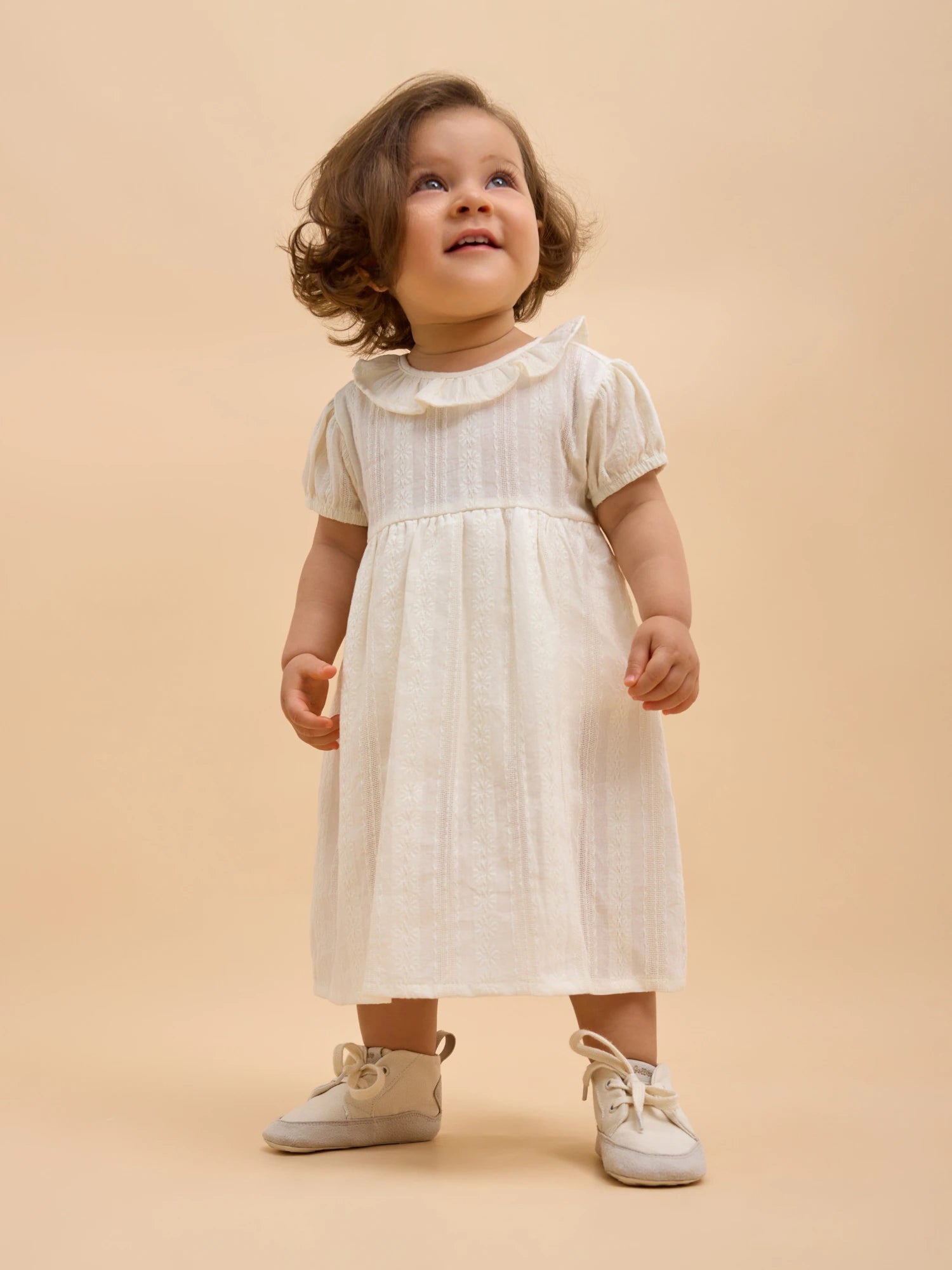 Niña pequeña caminando con calzado respetuoso Gullibare, flexible y ligero, diseñado para acompañar el desarrollo natural del pie infantil.